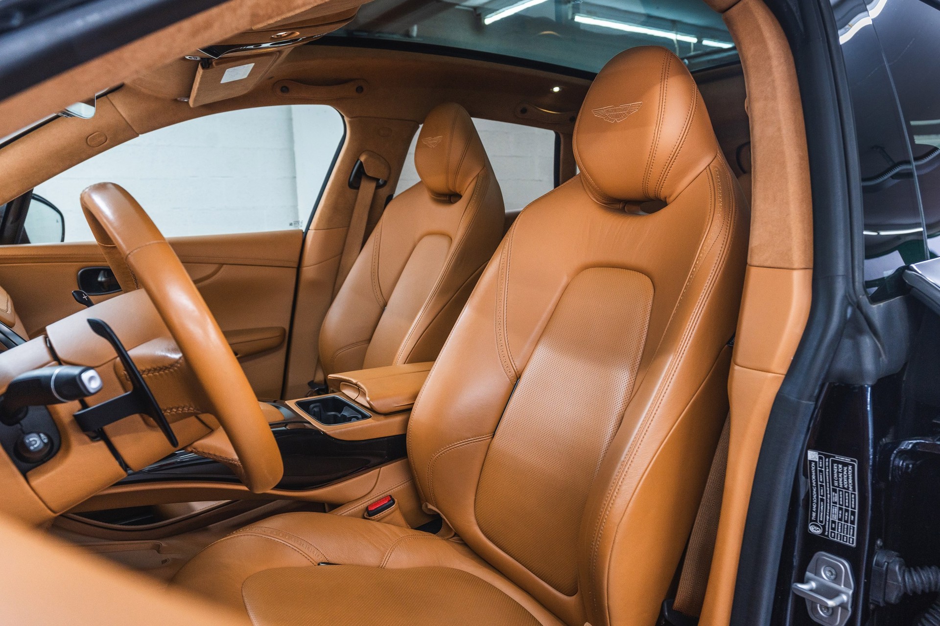 ASTON MARTIN DBX 4.0 V8-image-11