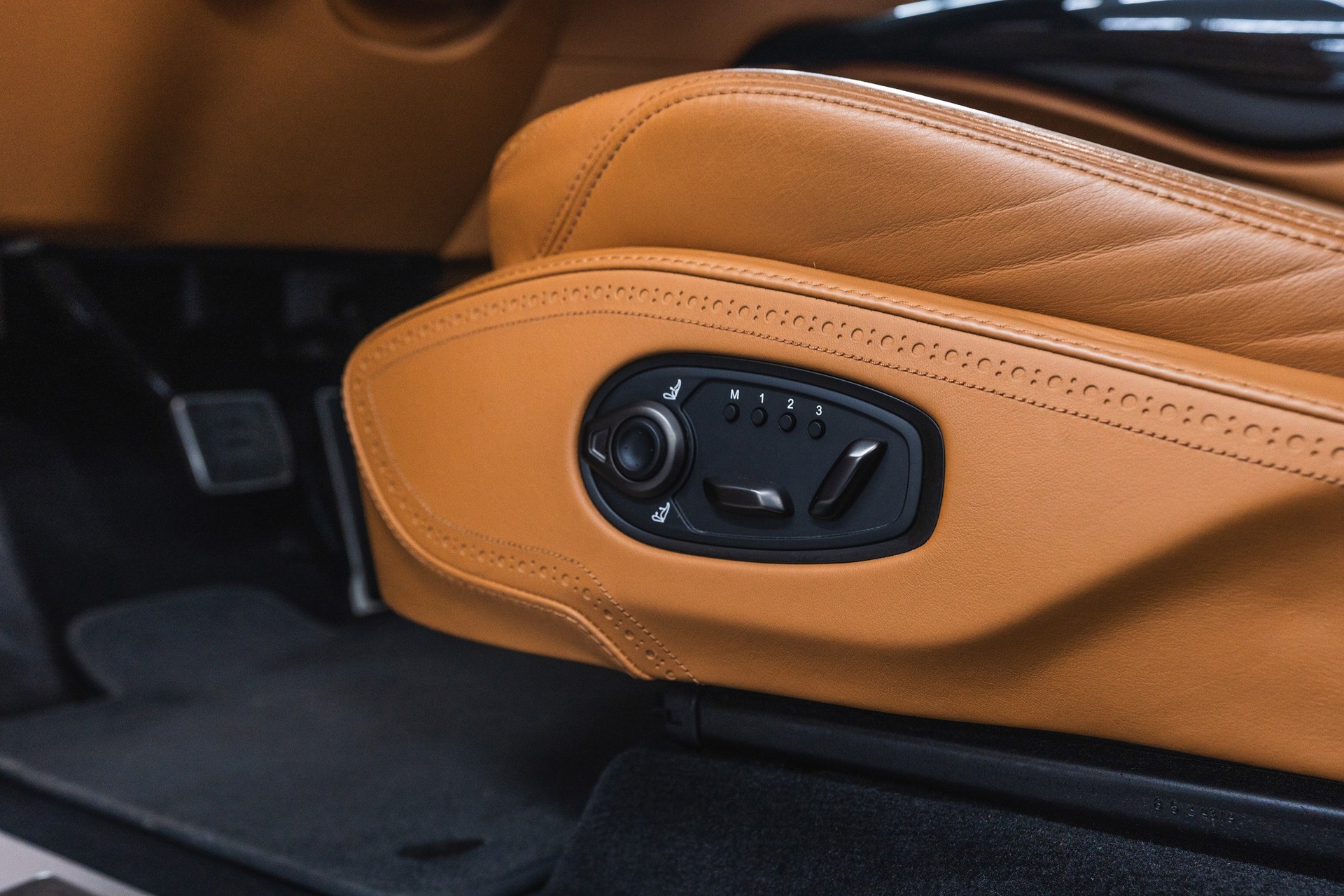 ASTON MARTIN DBX 4.0 V8-image-20