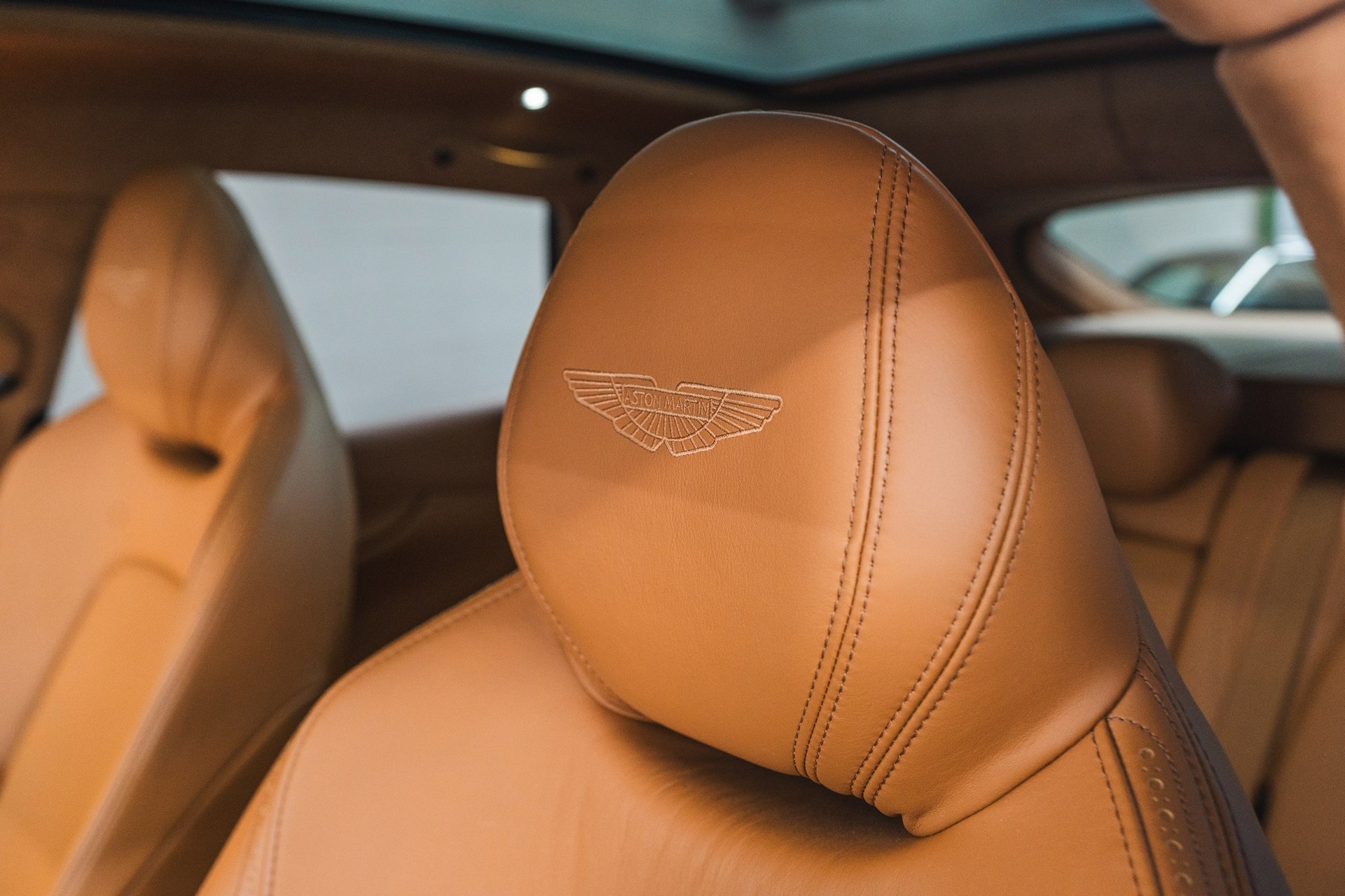 ASTON MARTIN DBX 4.0 V8-image-14