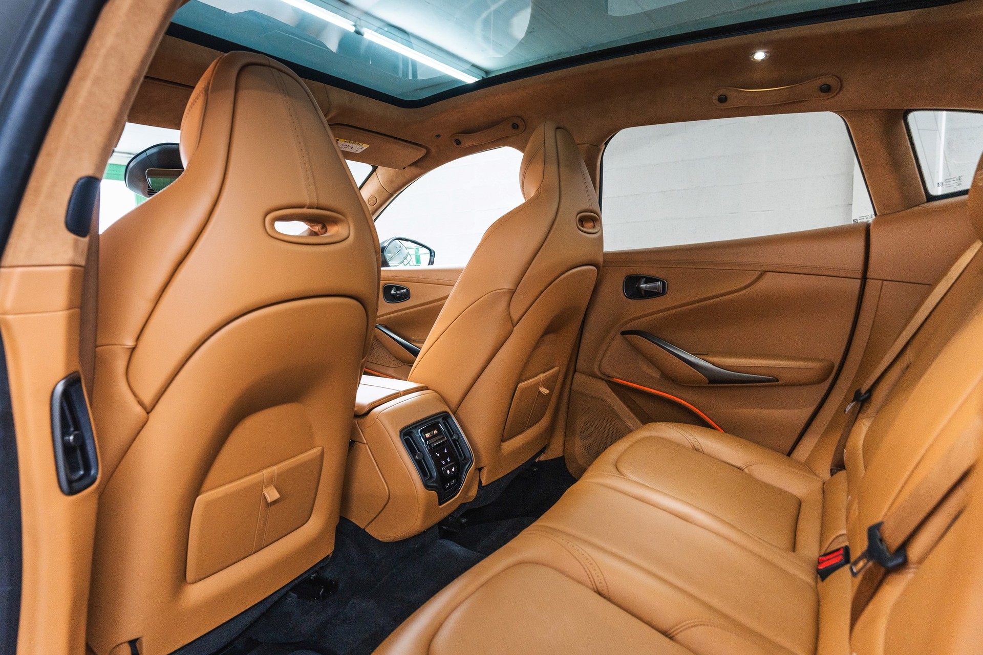 ASTON MARTIN DBX 4.0 V8-image-16