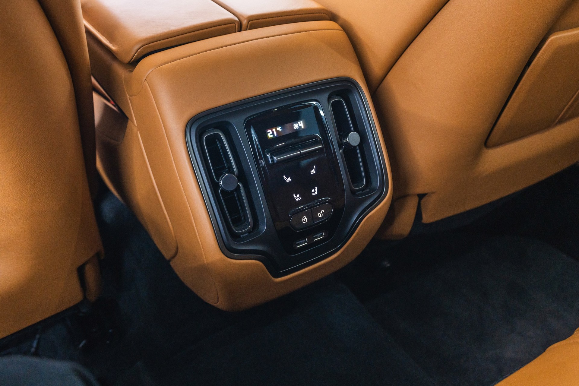 ASTON MARTIN DBX 4.0 V8-image-19