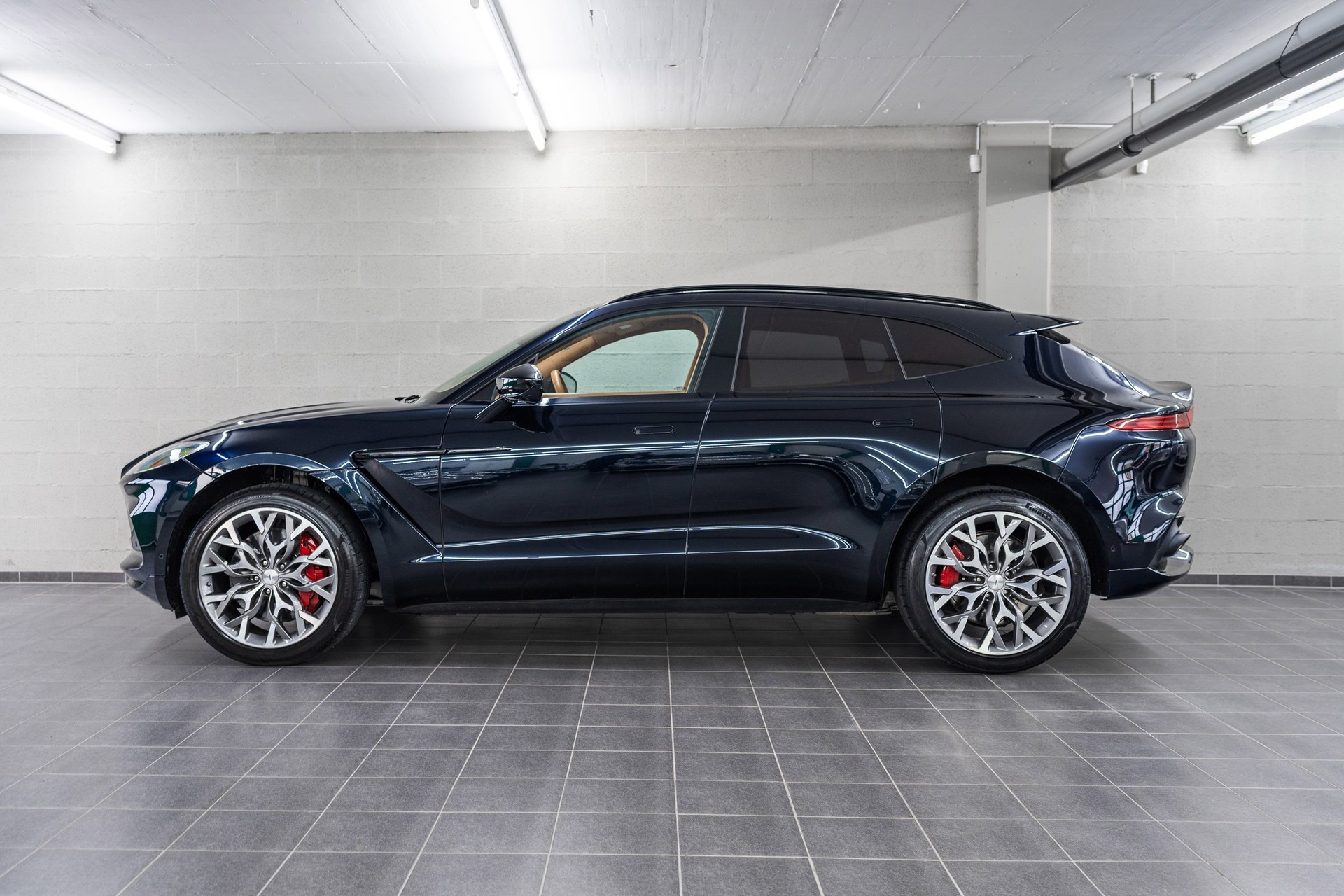 ASTON MARTIN DBX 4.0 V8-image-3