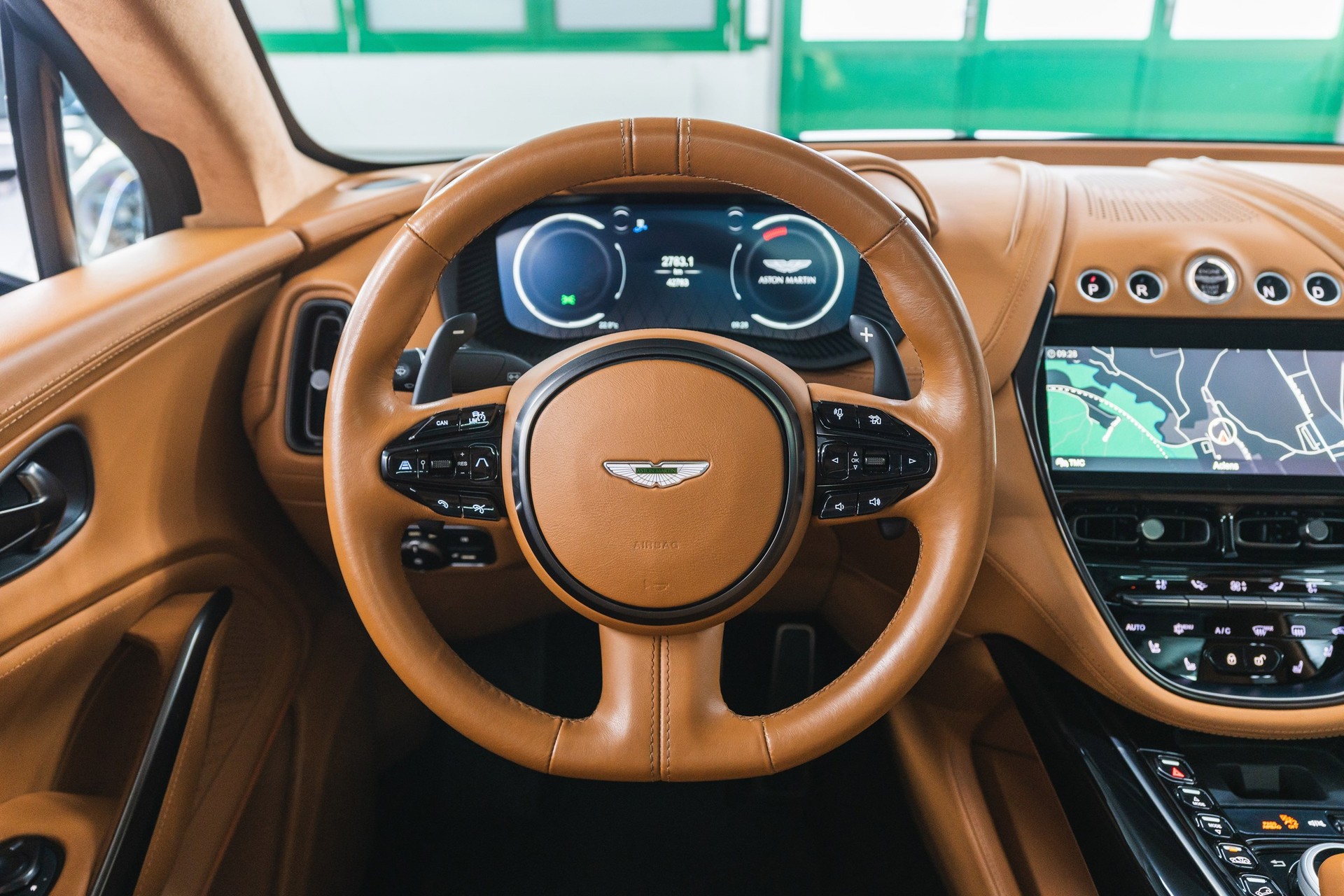 ASTON MARTIN DBX 4.0 V8-image-13