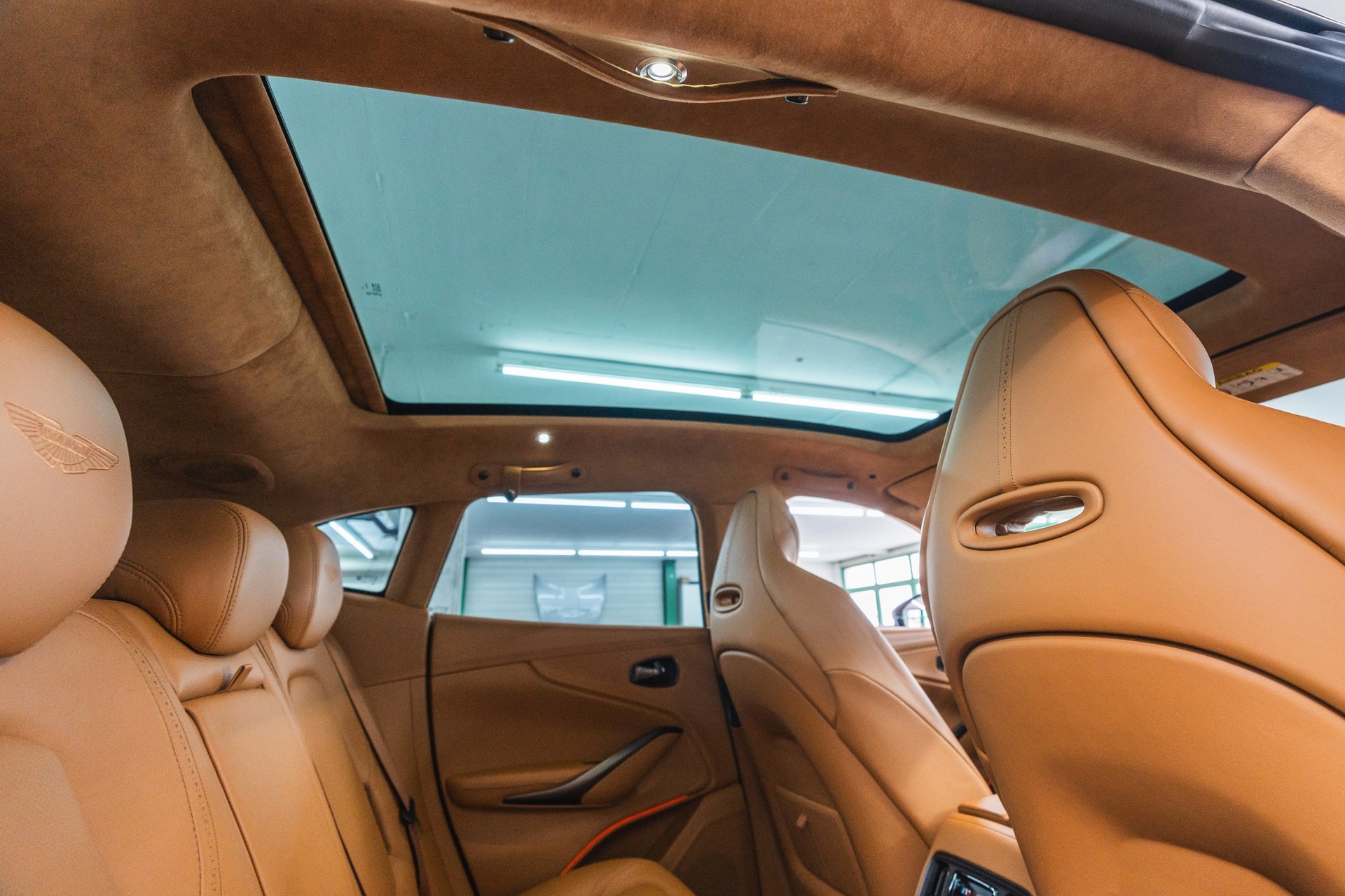 ASTON MARTIN DBX 4.0 V8-image-22