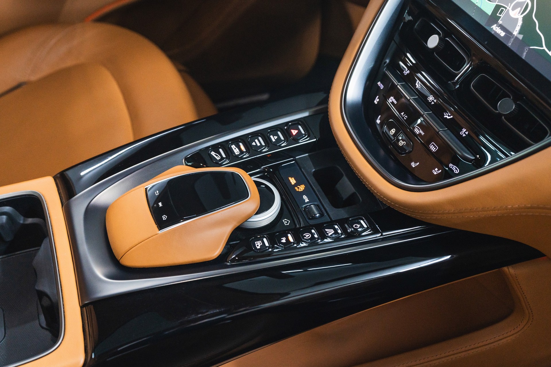 ASTON MARTIN DBX 4.0 V8-image-23
