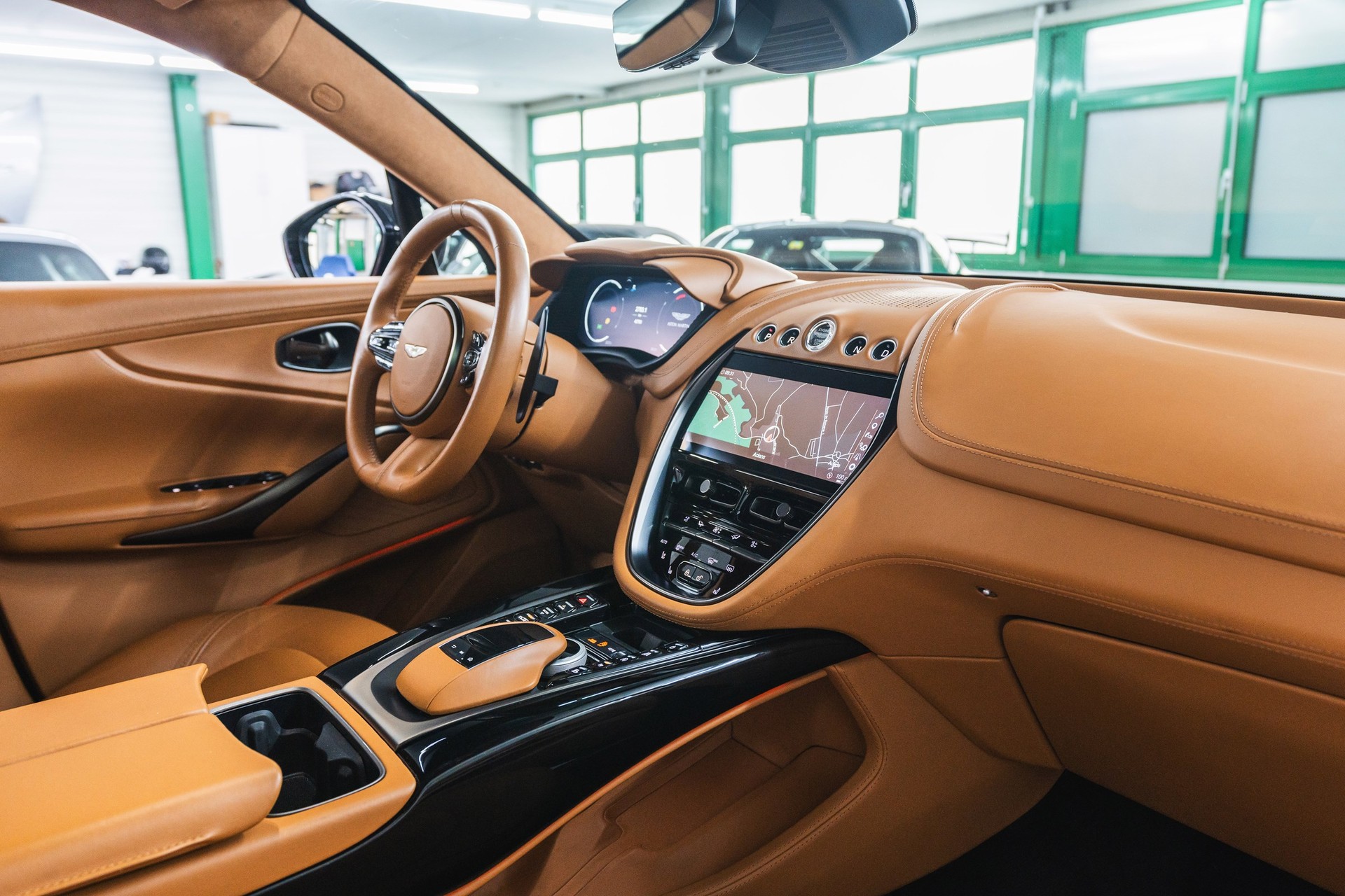 ASTON MARTIN DBX 4.0 V8-image-15