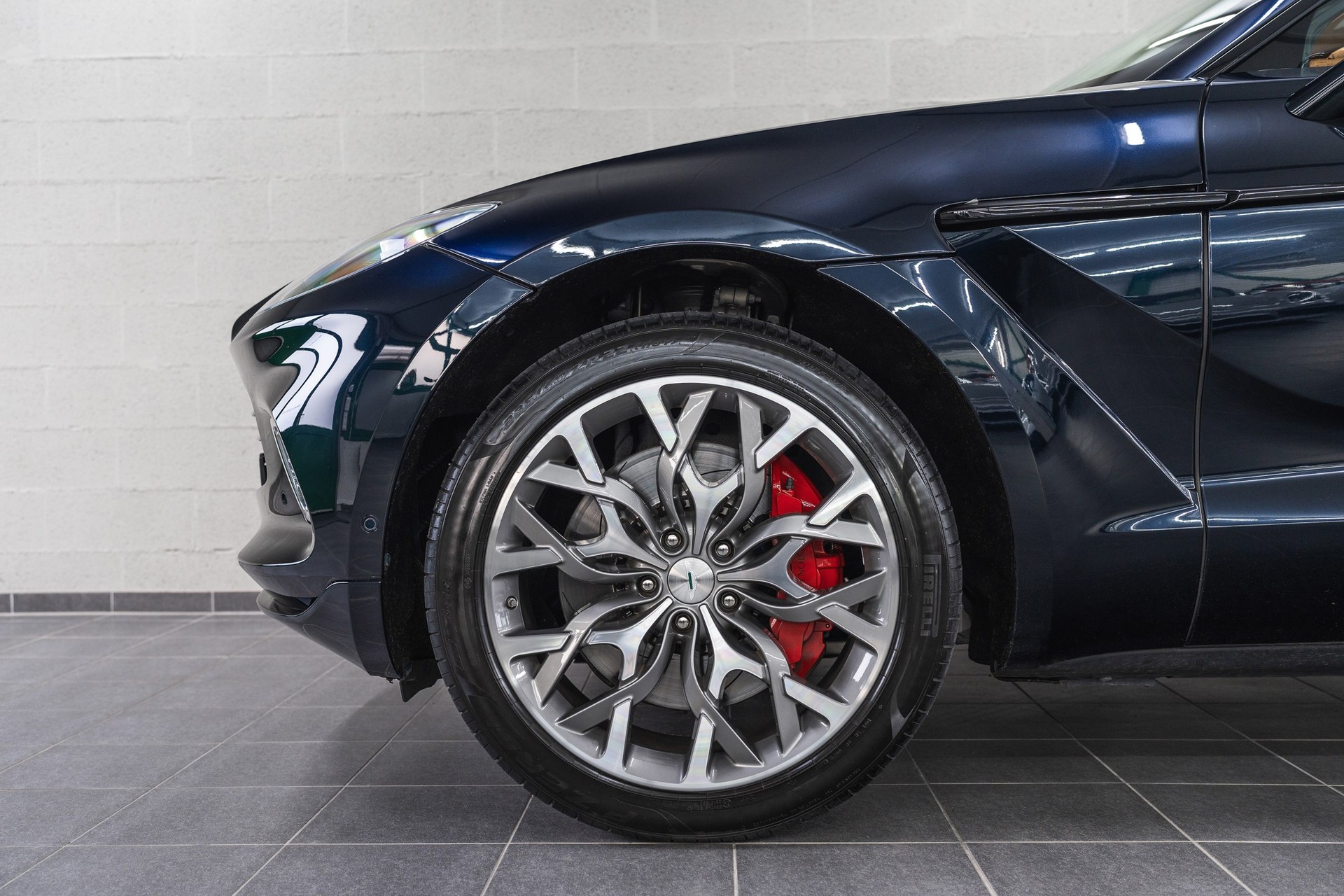 ASTON MARTIN DBX 4.0 V8-image-8