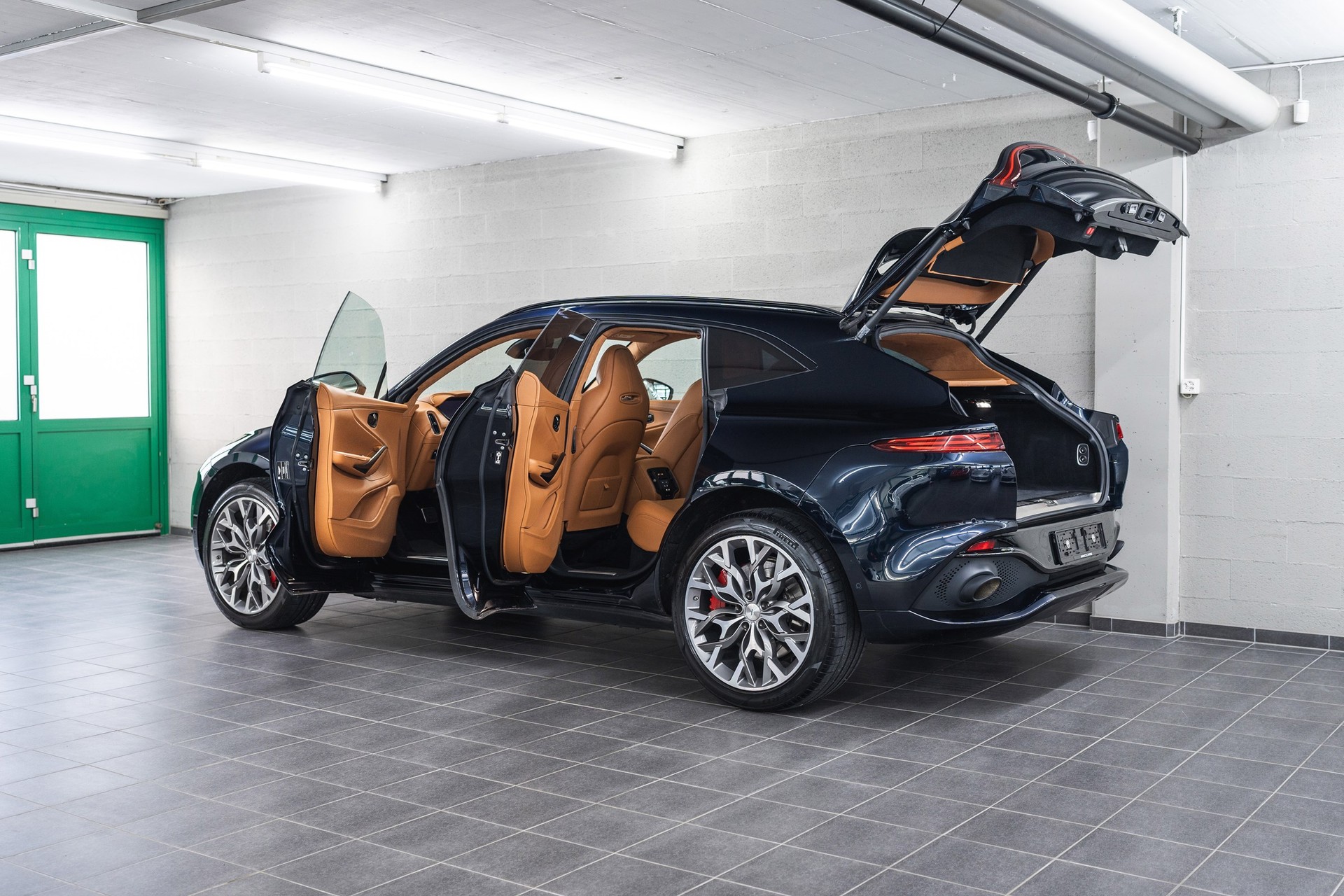 ASTON MARTIN DBX 4.0 V8-image-7