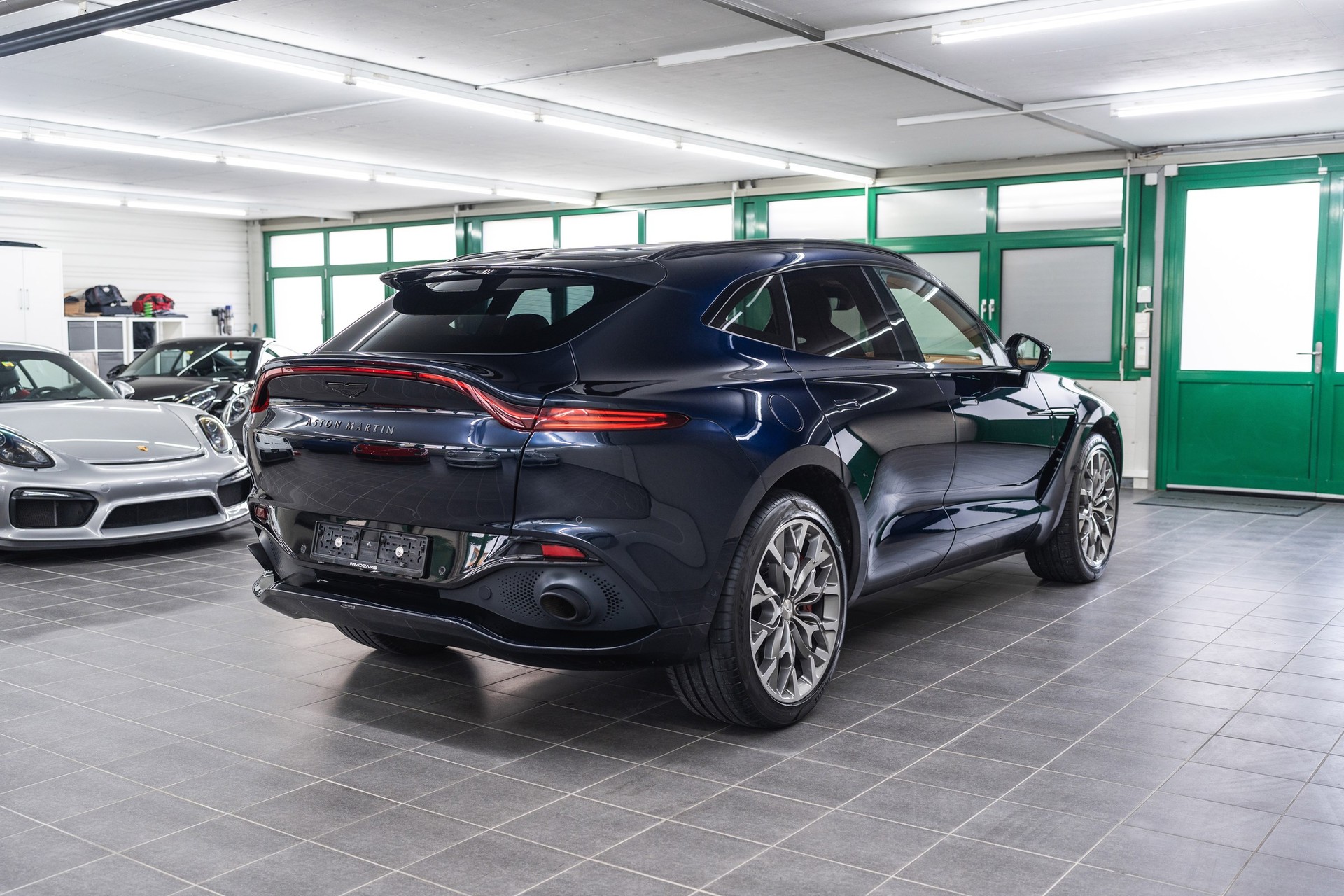 ASTON MARTIN DBX 4.0 V8-image-4