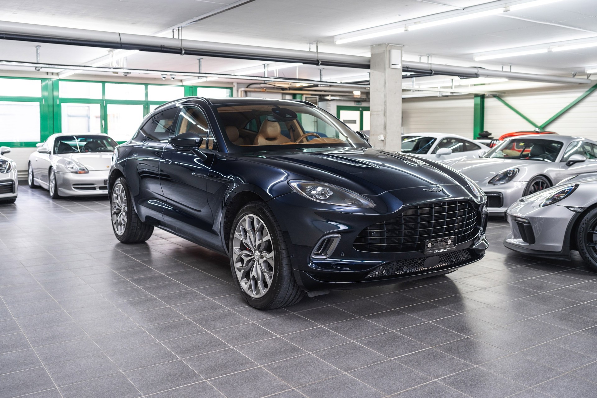 ASTON MARTIN DBX 4.0 V8-image-2