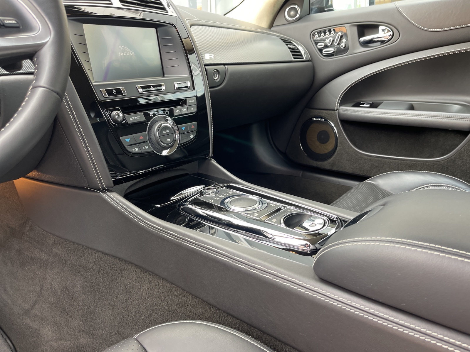 JAGUAR XKR 5.0 V8 SC Automatic-image-9