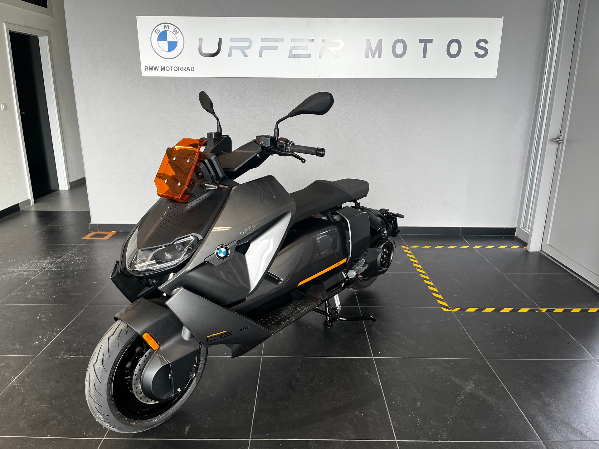 BMW CE 04-showroom-element-3