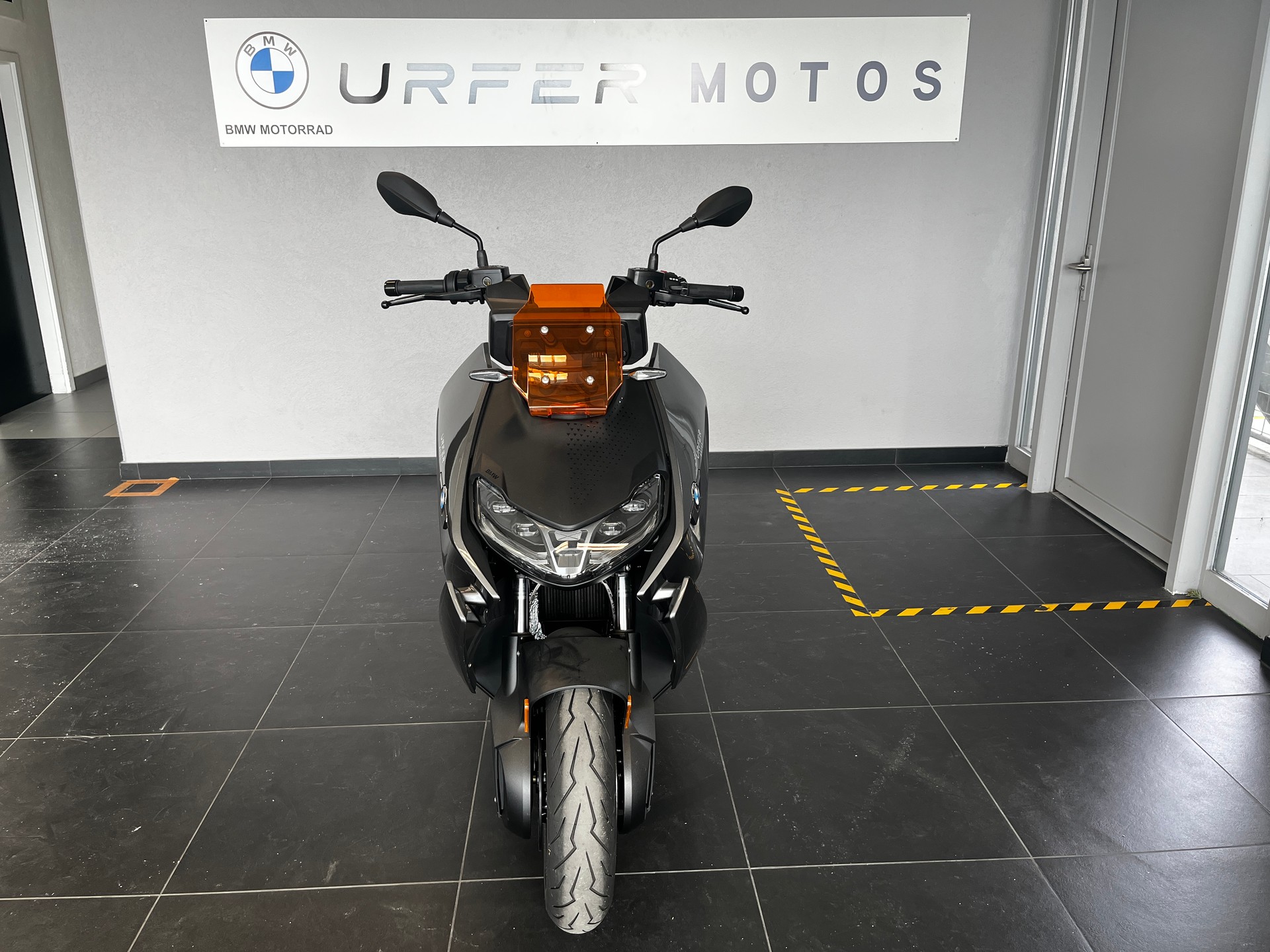 BMW CE 04-showroom-element-2