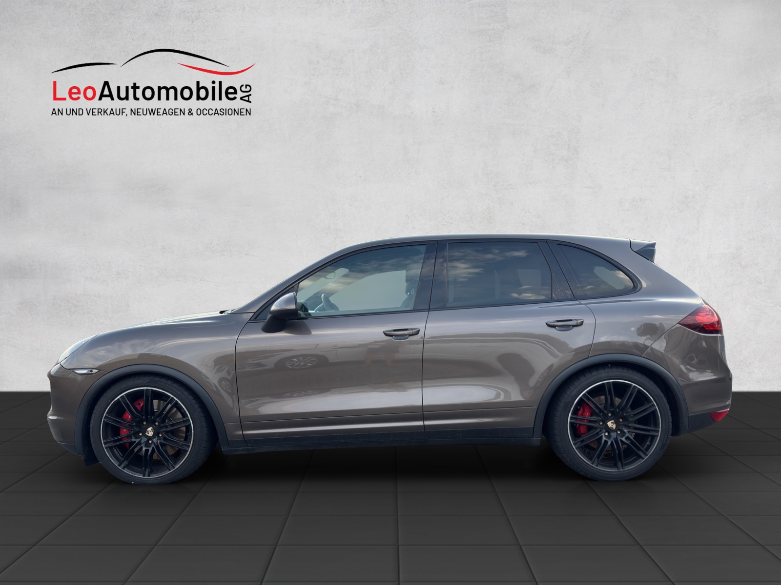 PORSCHE Turbo-showroom-element-1