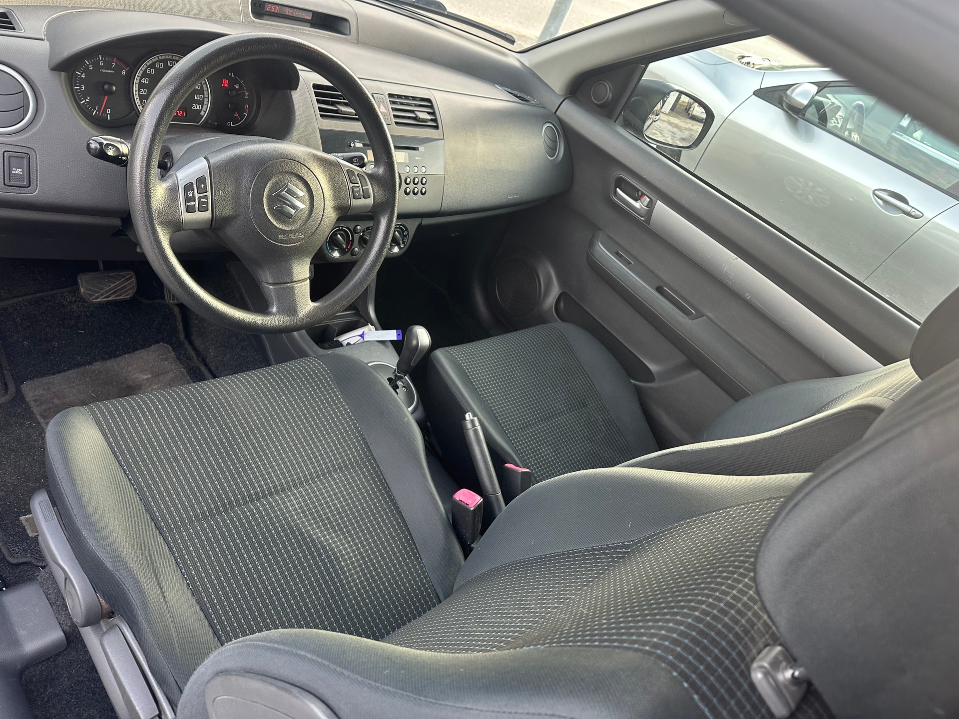 SUZUKI Swift 1.3i 16V GL-image-8