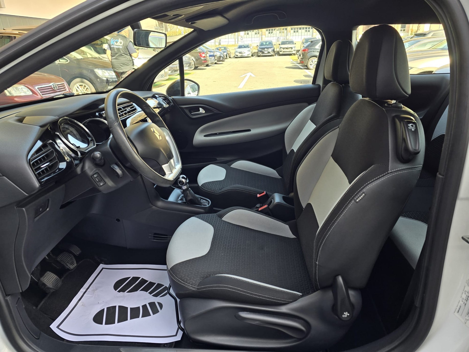DS AUTOMOBILES DS3 1.2 VTi Chic-image-12