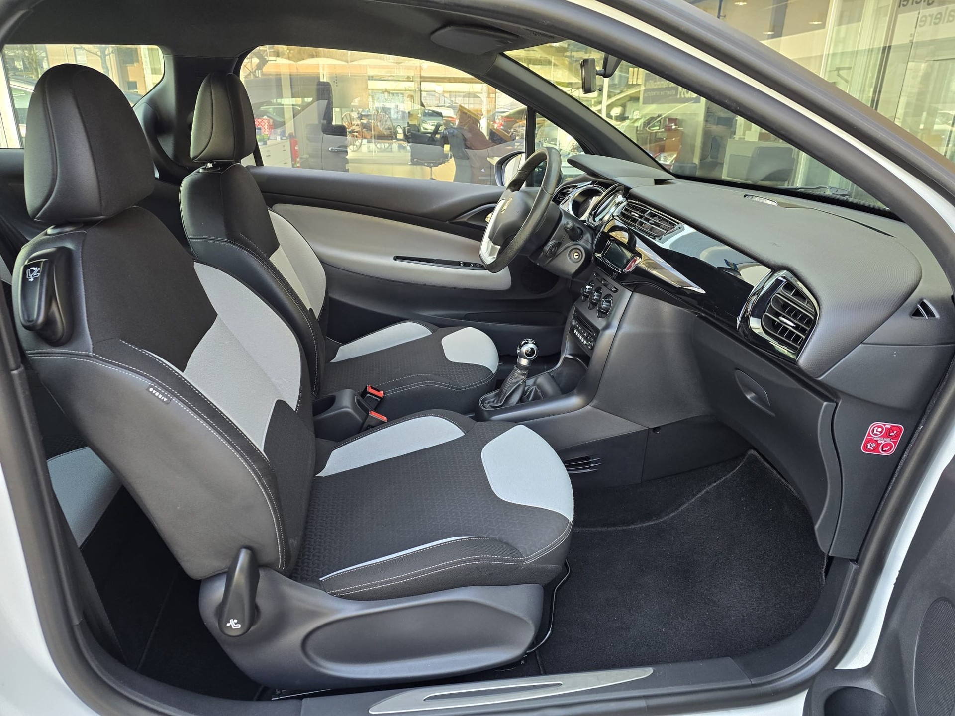 DS AUTOMOBILES DS3 1.2 VTi Chic-image-13
