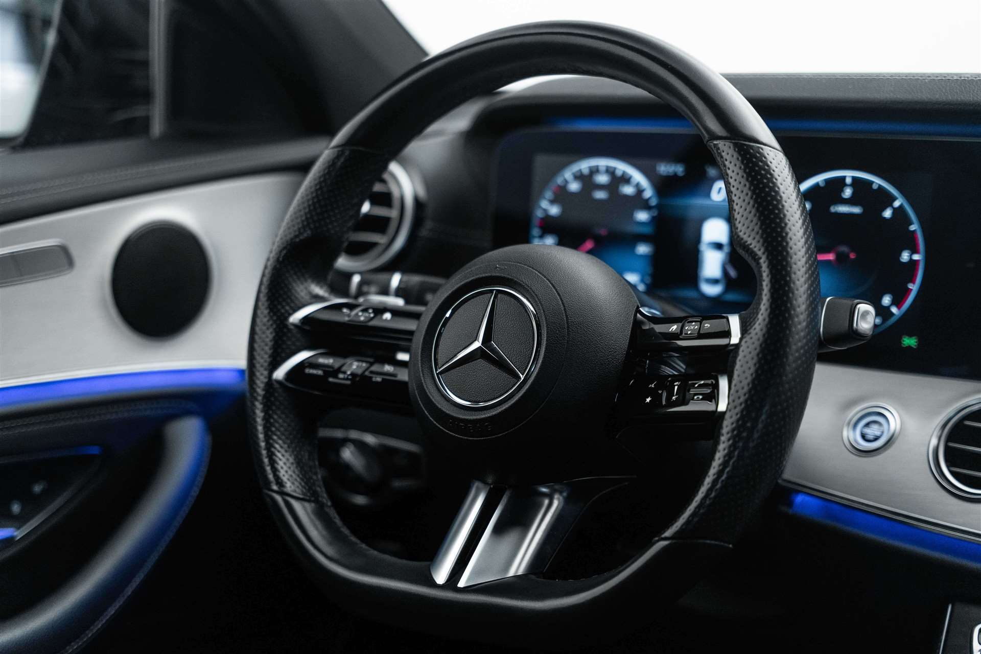 MERCEDES-BENZ E 200 d AMG Line 9G-Tronic-image-10