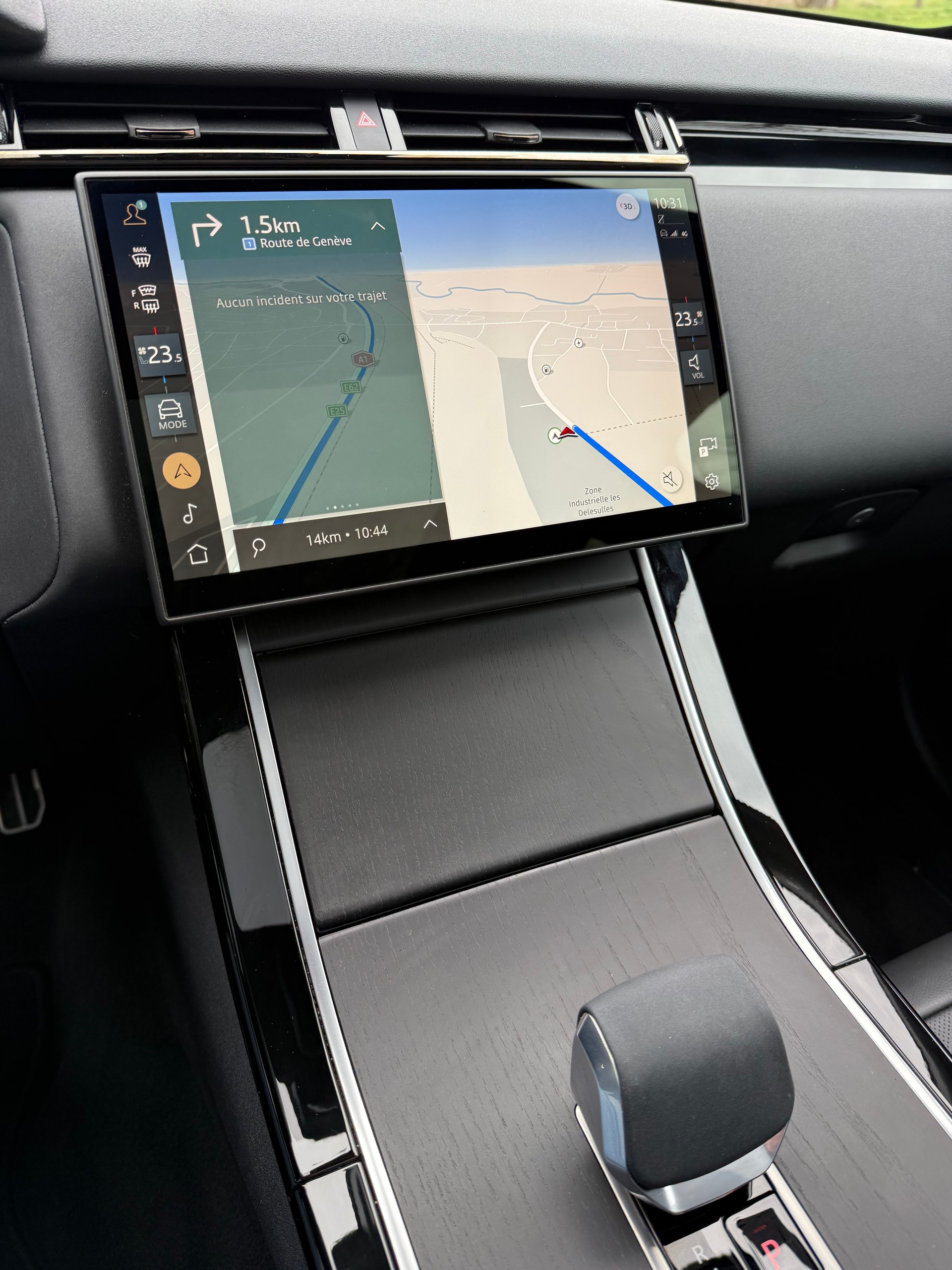 LAND ROVER Range Rover Velar P400e 2.0 I4 PHEV Dynamic SE Automatic-image-9