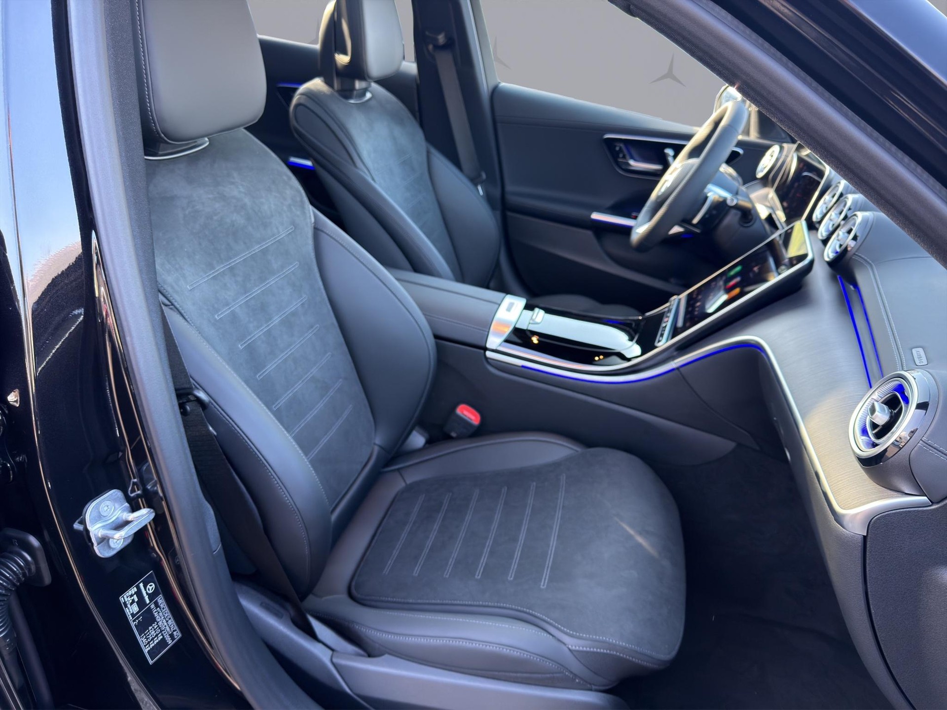 MERCEDES-BENZ C 220 d Swiss Star AMG Line 4matic Kombi-image-15