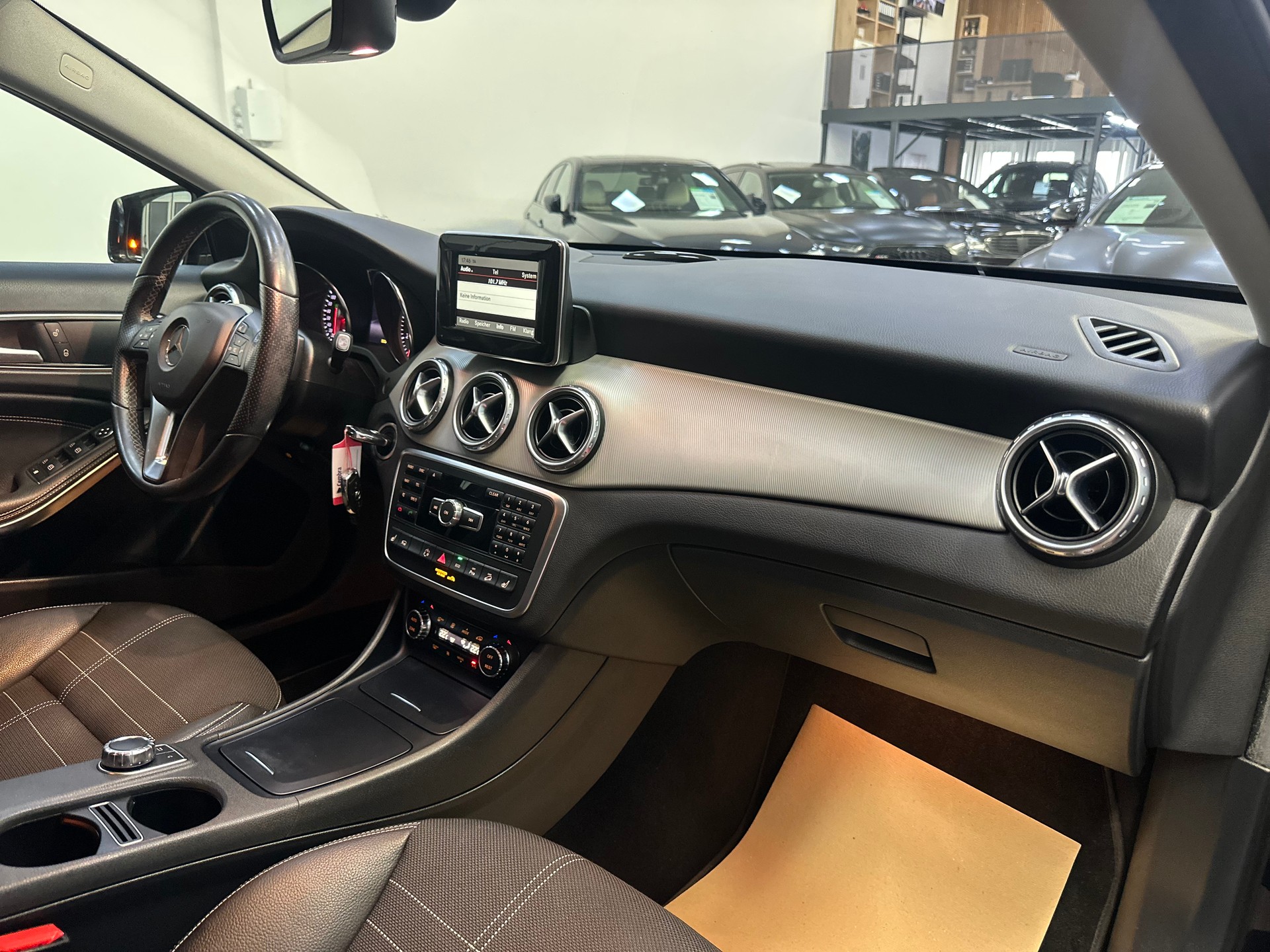 MERCEDES-BENZ GLA 250 4Matic 7G-DCT-image-14