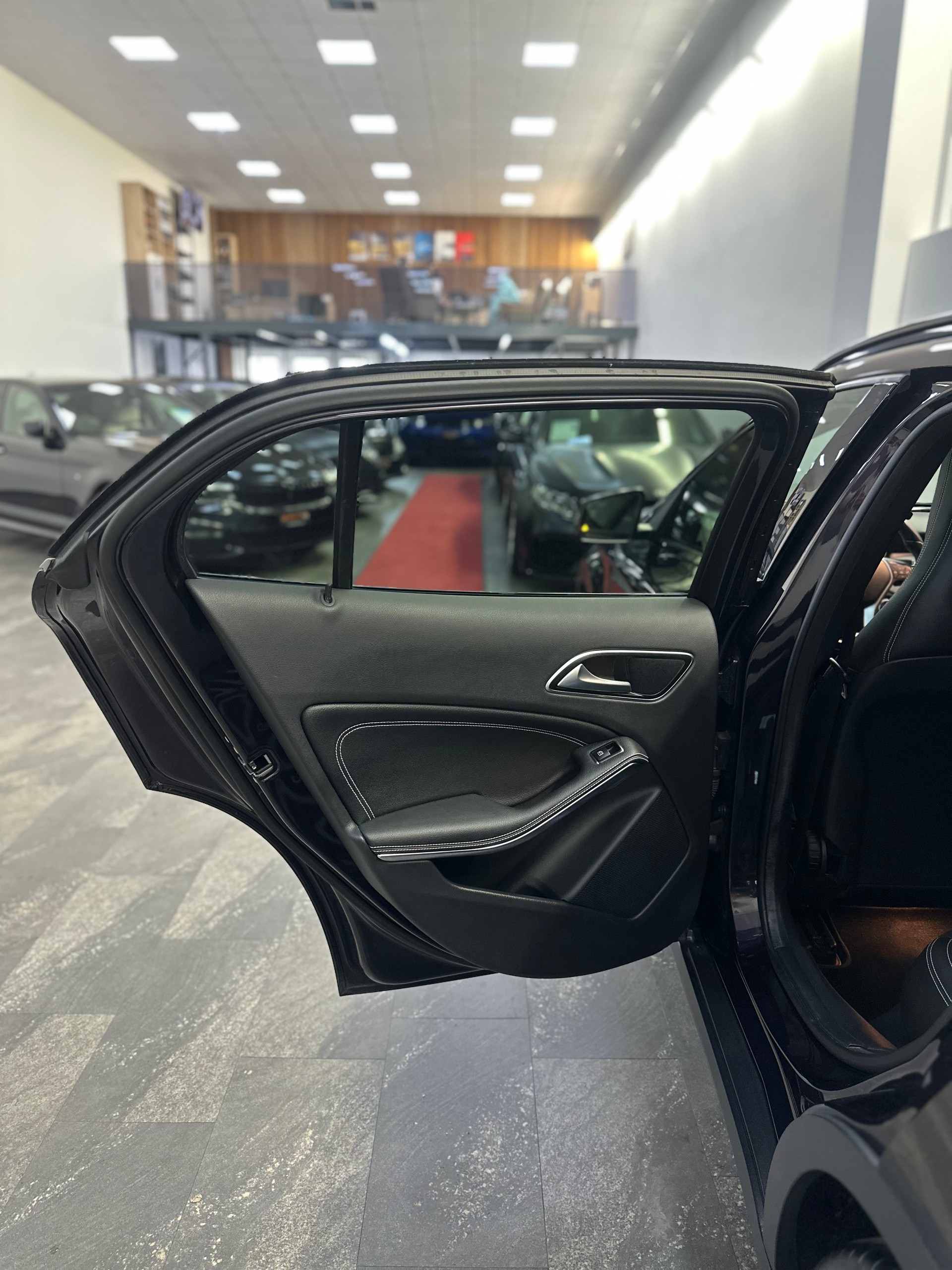 MERCEDES-BENZ GLA 250 4Matic 7G-DCT-image-17