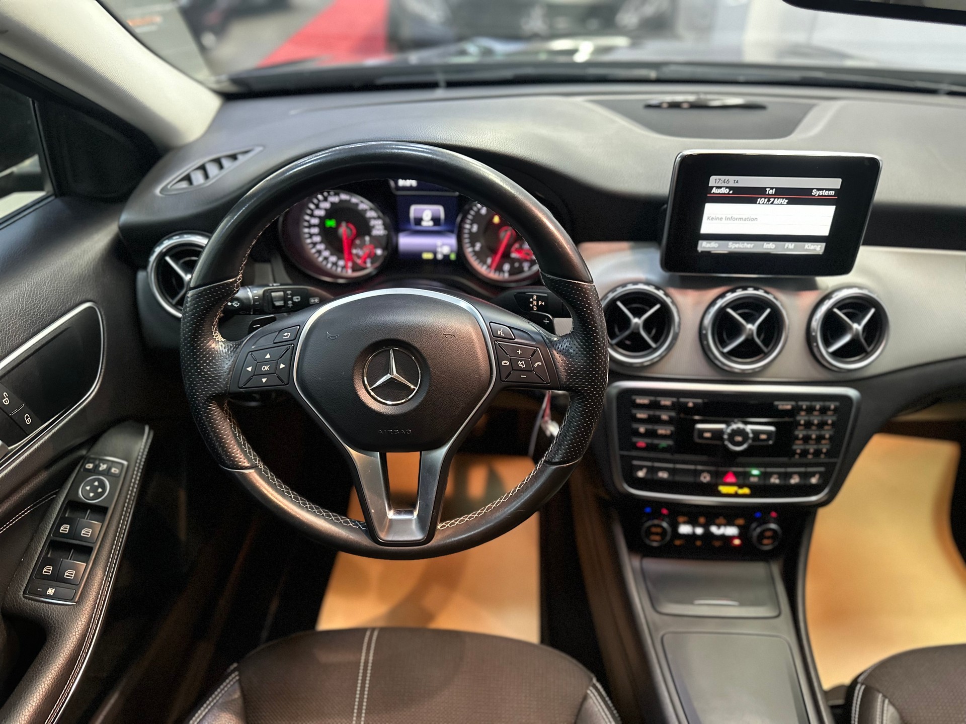 MERCEDES-BENZ GLA 250 4Matic 7G-DCT-image-13
