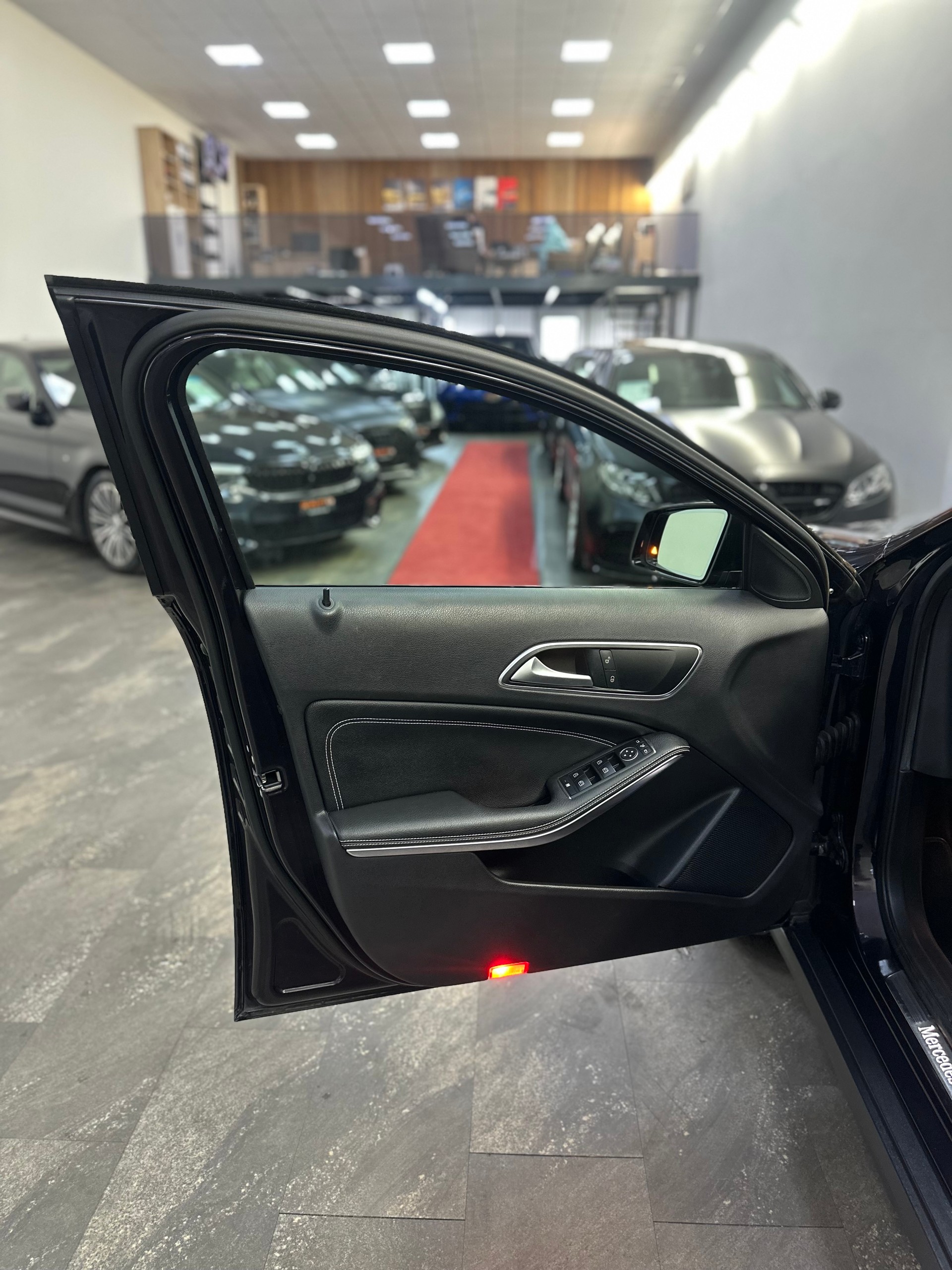 MERCEDES-BENZ GLA 250 4Matic 7G-DCT-image-16