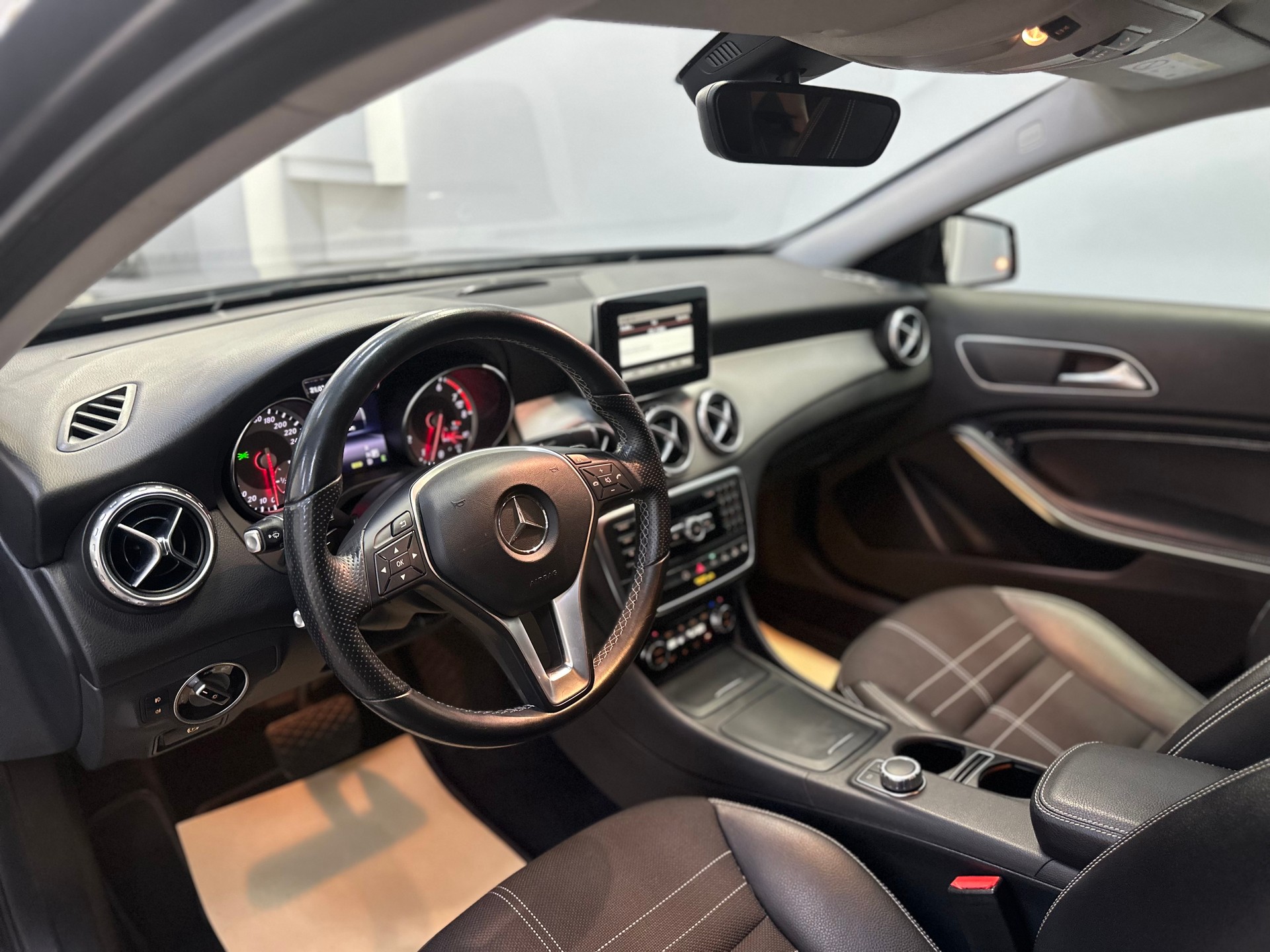 MERCEDES-BENZ GLA 250 4Matic 7G-DCT-image-15