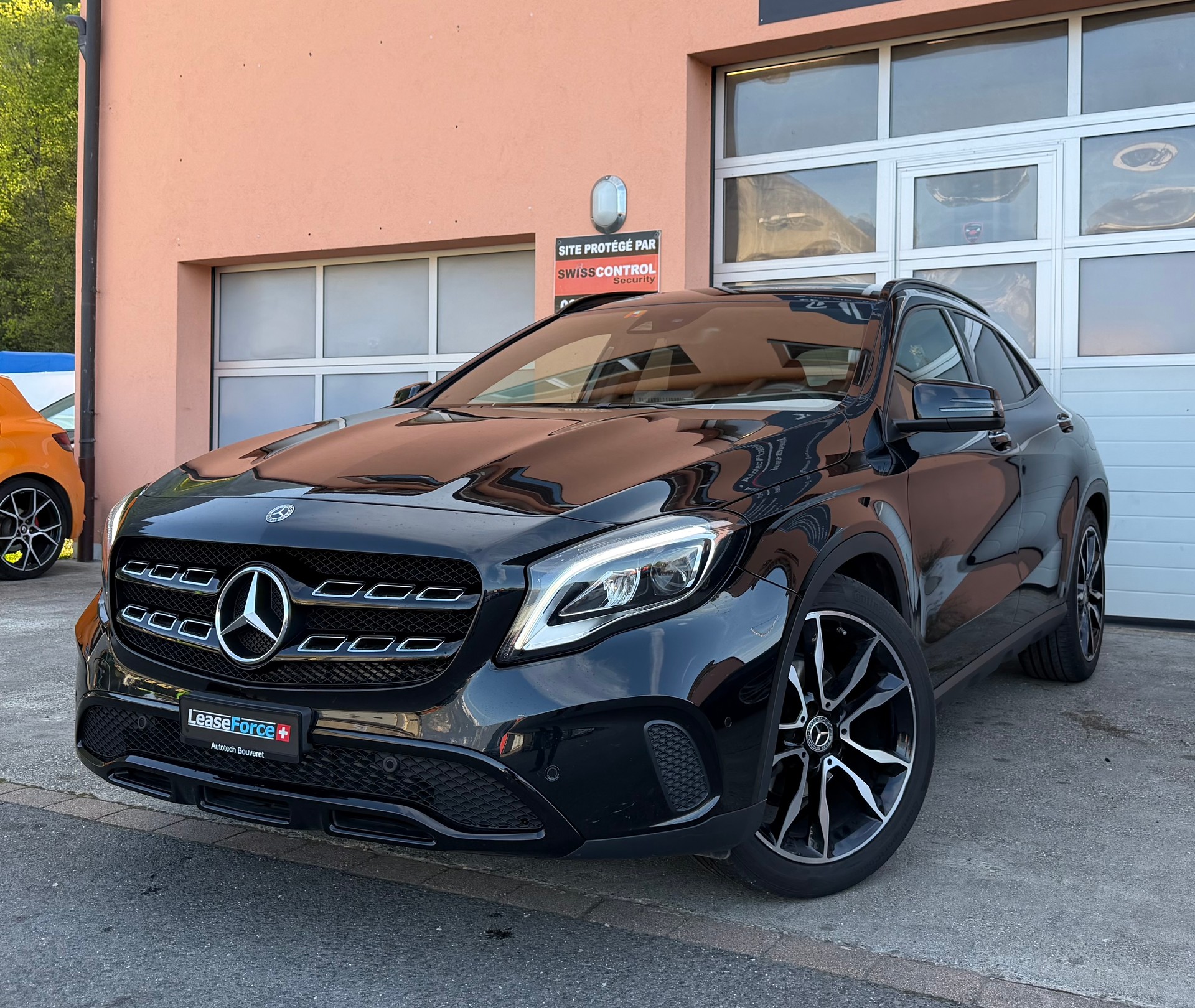 MERCEDES-BENZ GLA 200 Night Star 7G-DCT-showroom-element-1