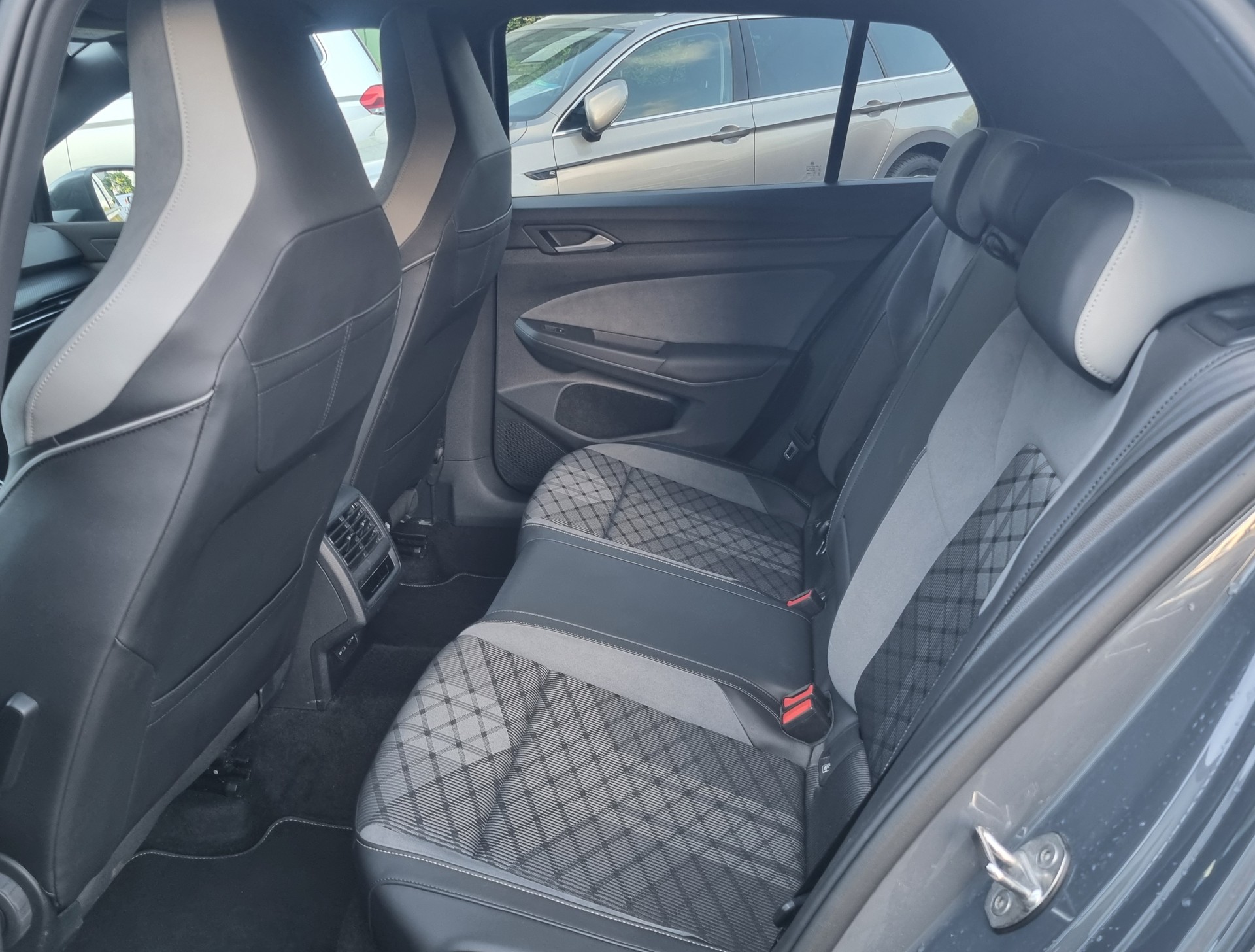 VW Golf VIII 1.5 e TSI 2 x R-Line DSG-image-11