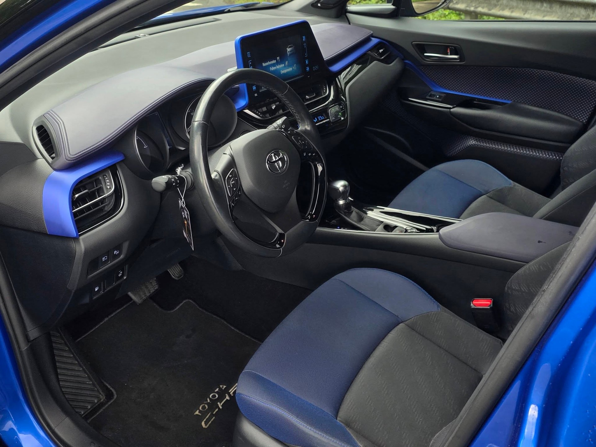 TOYOTA C-HR 1.8 HSD Premium CVT-image-11
