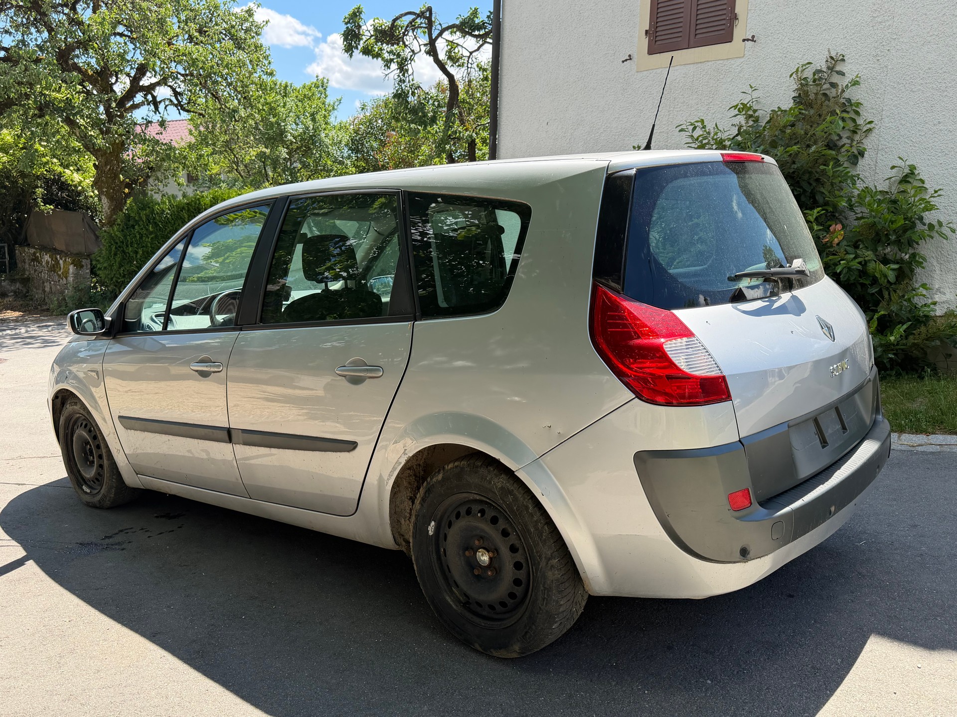 RENAULT Grand Scénic 2.0 dCi Dynamique Automatic-image-2