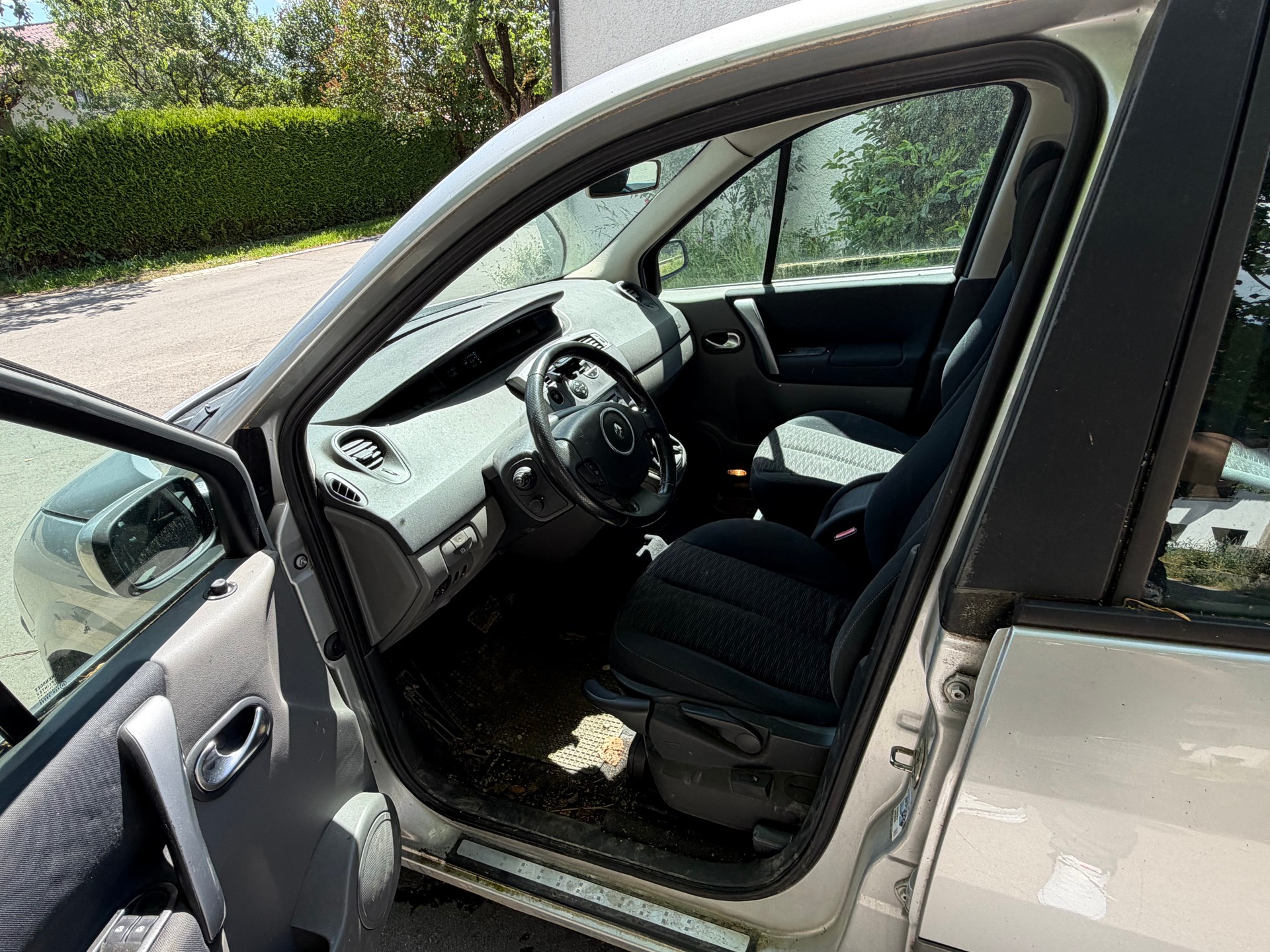 RENAULT Grand Scénic 2.0 dCi Dynamique Automatic-image-10