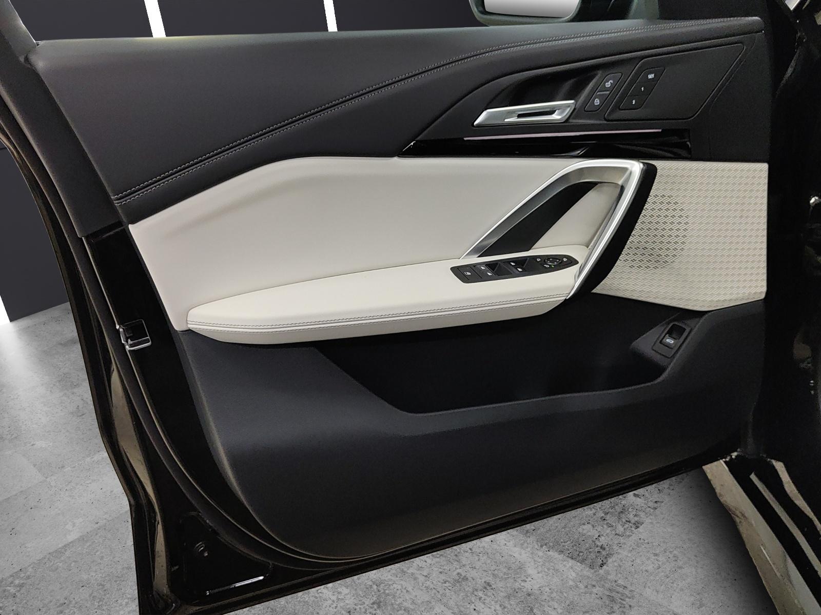 BMW iX1 30 xDrive-image-14