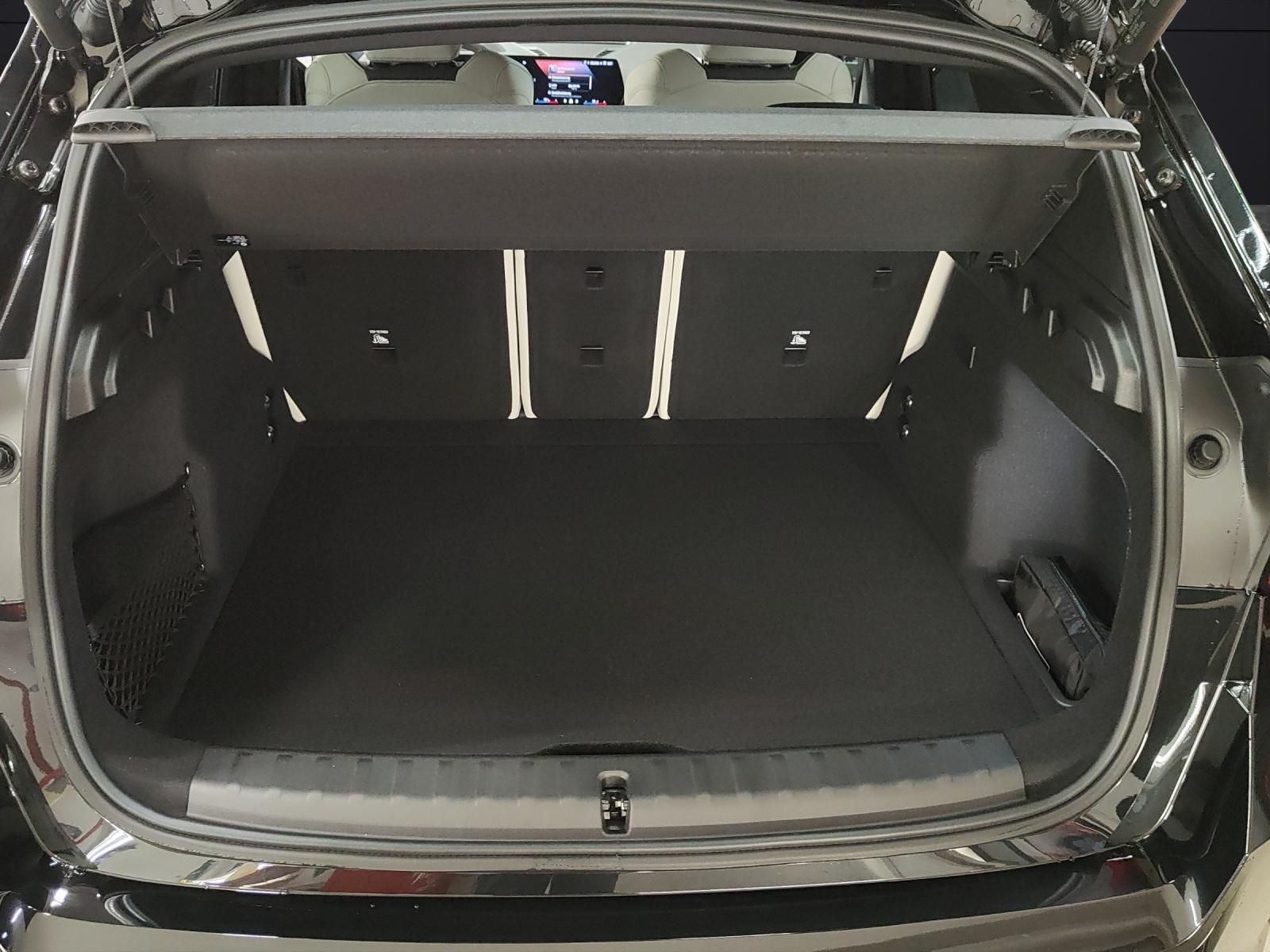 BMW iX1 30 xDrive-image-16