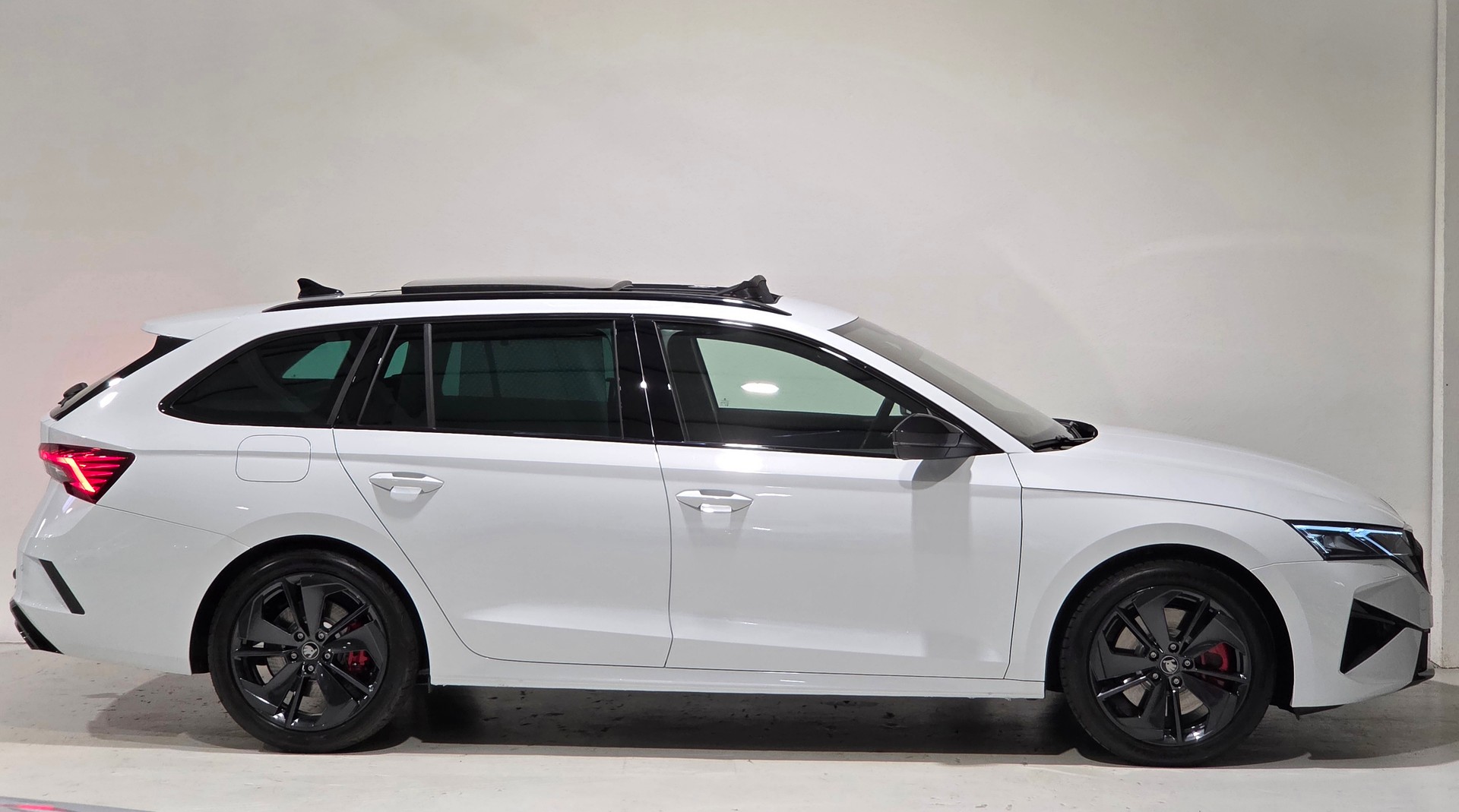 SKODA Octavia Combi 2.0 TSI DSG RS-image-29