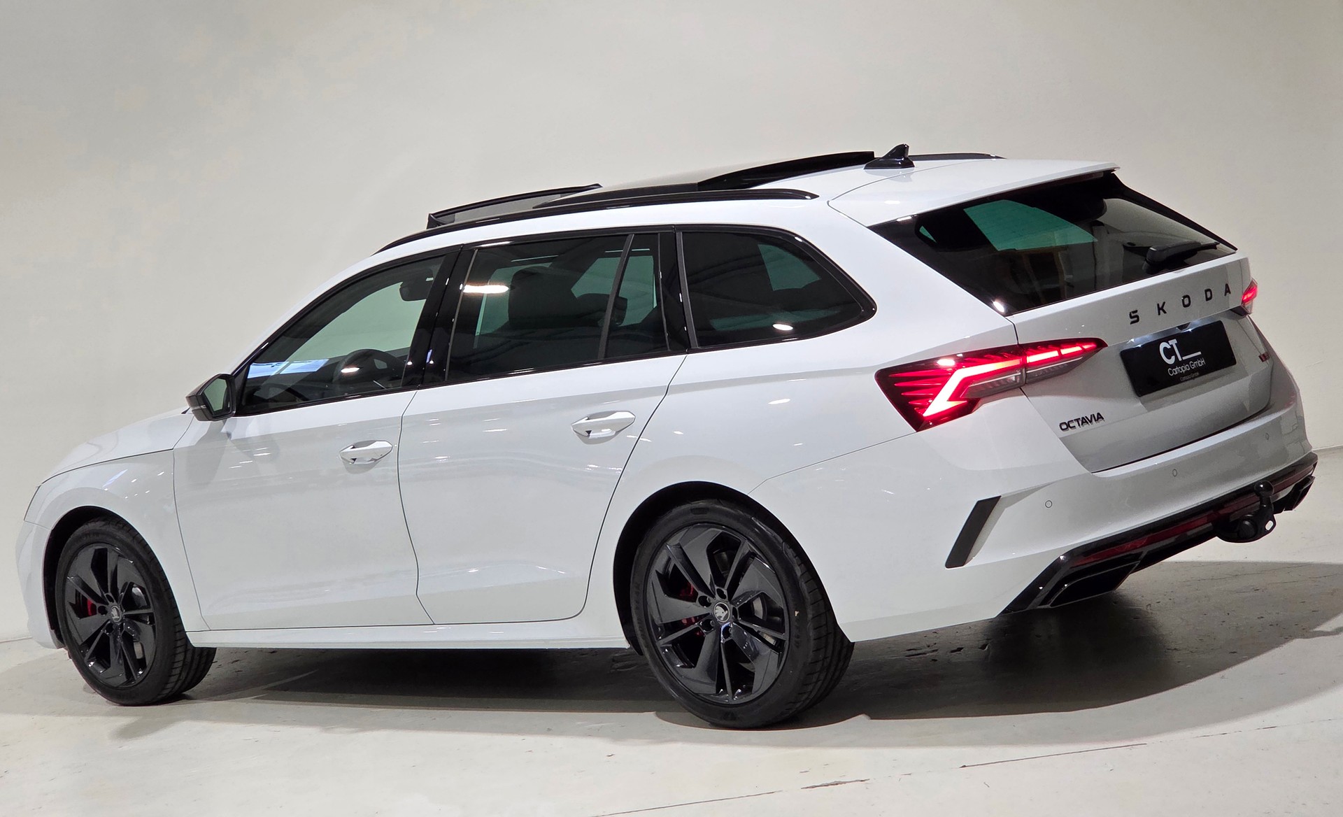SKODA Octavia Combi 2.0 TSI DSG RS-image-2