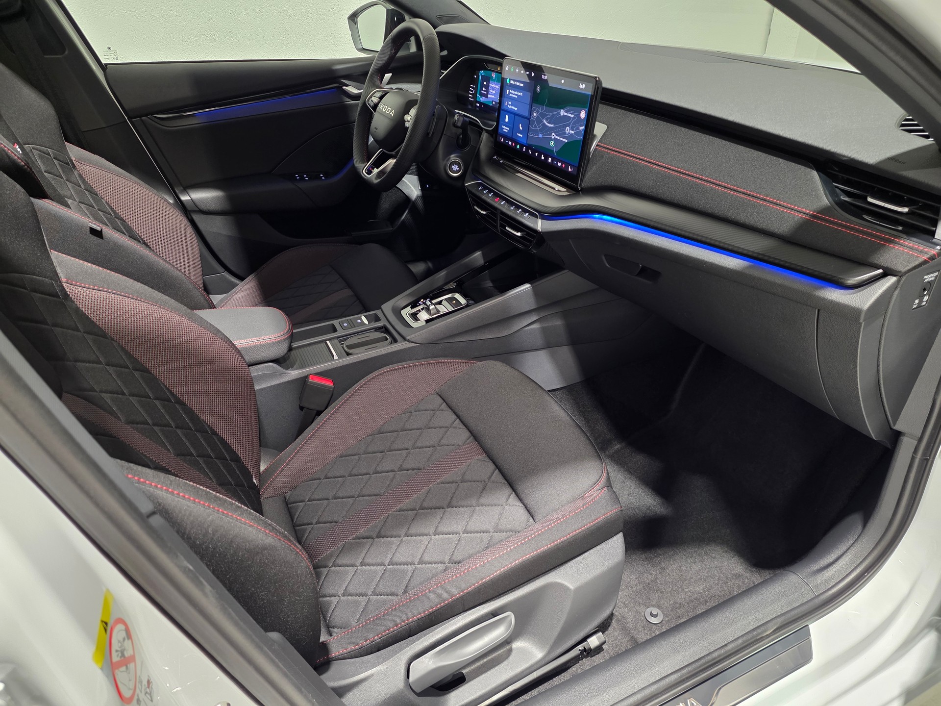 SKODA Octavia Combi 2.0 TSI DSG RS-image-25