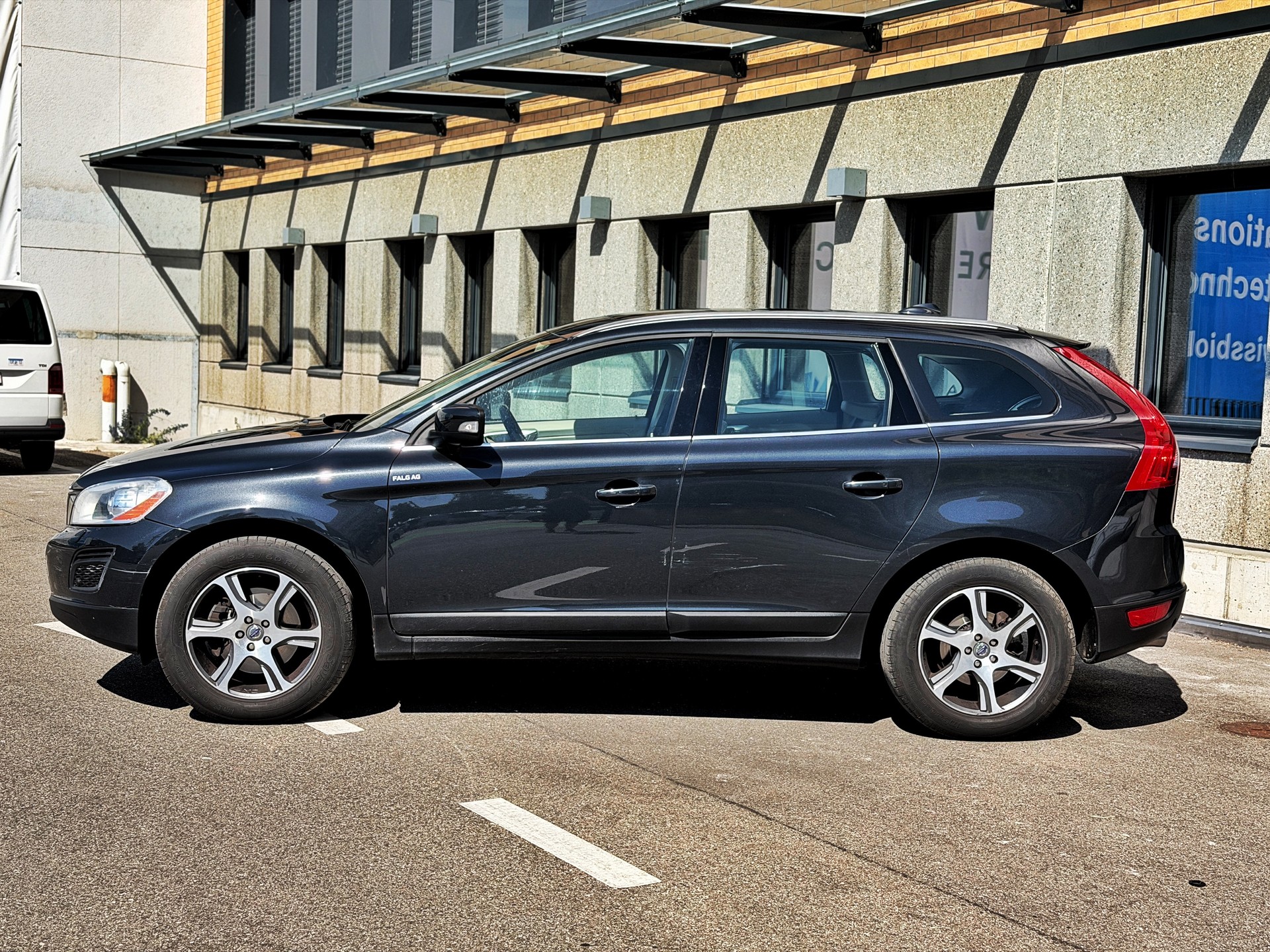 VOLVO XC60 D3 AWD Kinetic Geartronic-image-1
