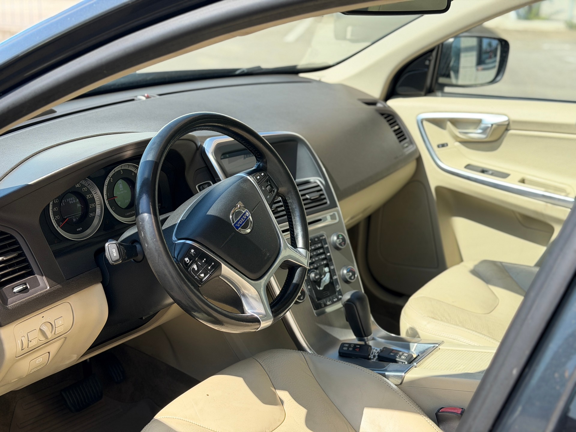 VOLVO XC60 D3 AWD Kinetic Geartronic-image-14