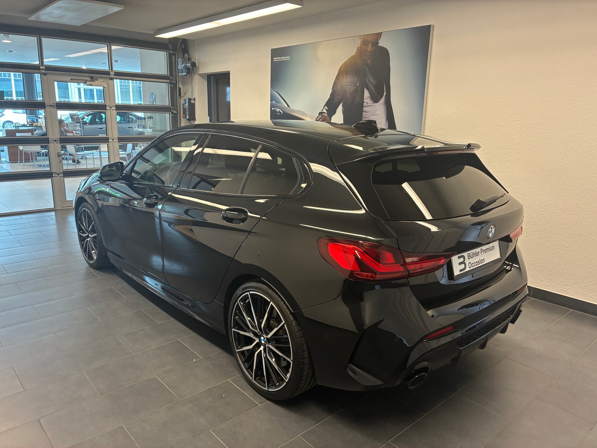 BMW M135i xDrive-showroom-element-3