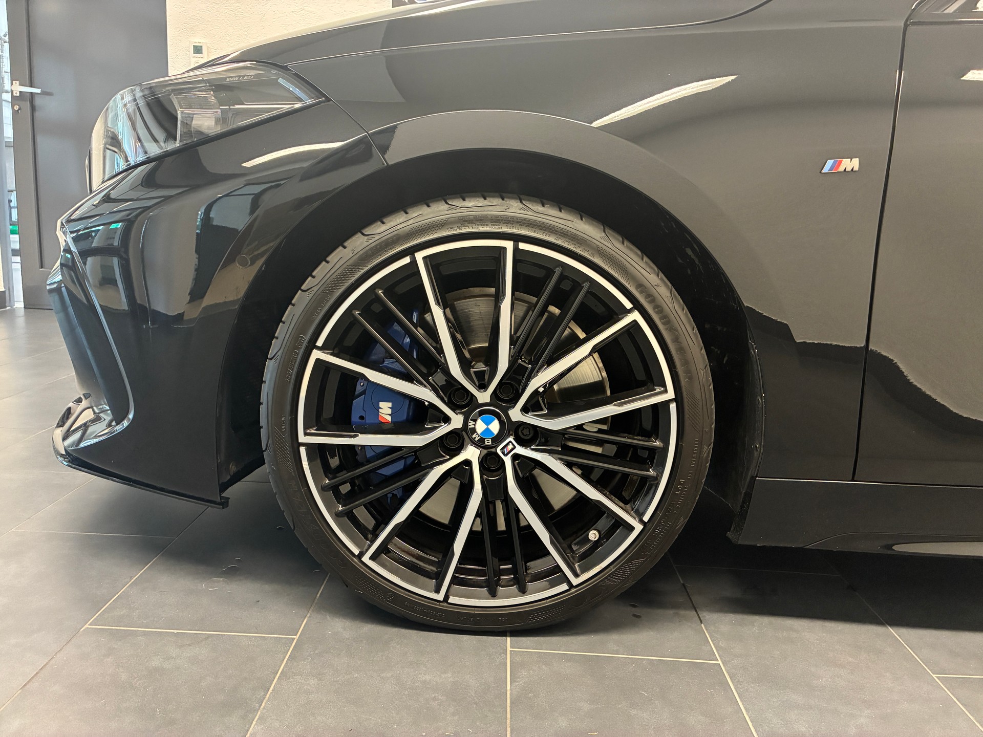 BMW M135i xDrive-showroom-element-2