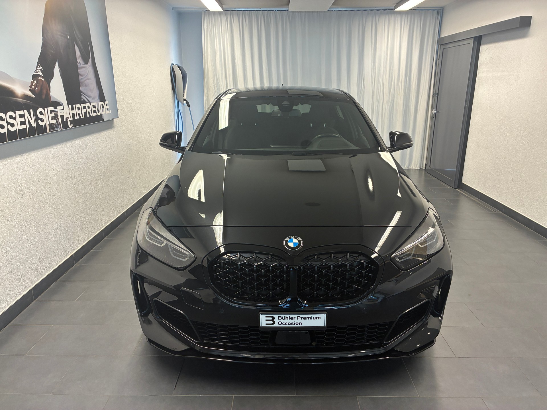 BMW M135i xDrive-showroom-element-1