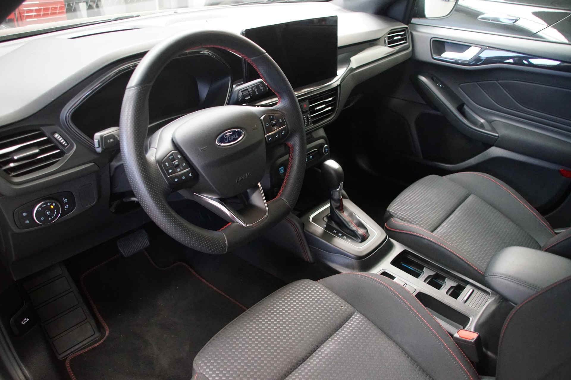 FORD Focus 1.0 MHEV ST-Line X Automat-image-4