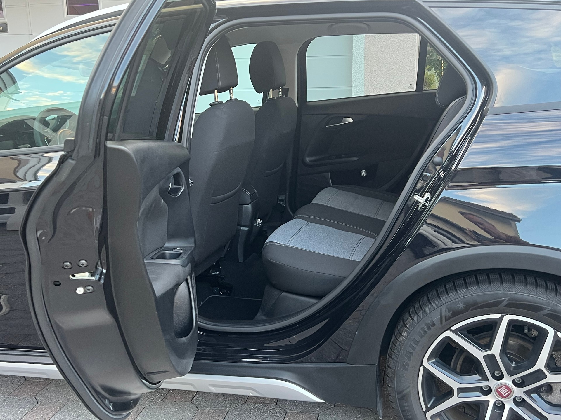 FIAT 1.5 Hybrid Swiss Cross-image-7