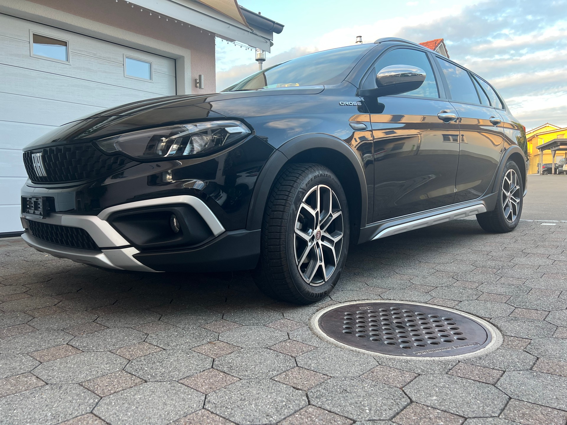 FIAT 1.5 Hybrid Swiss Cross-image-1