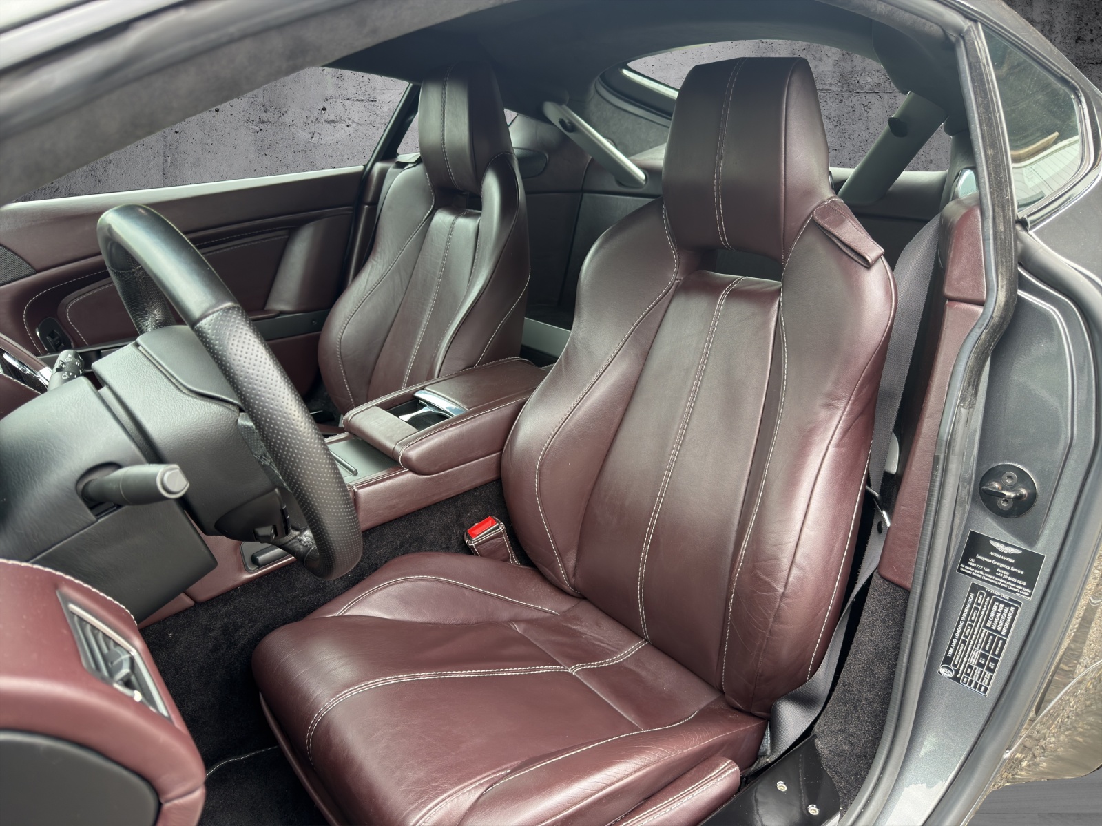 ASTON MARTIN V8 Vantage Coupé 4.7-image-6