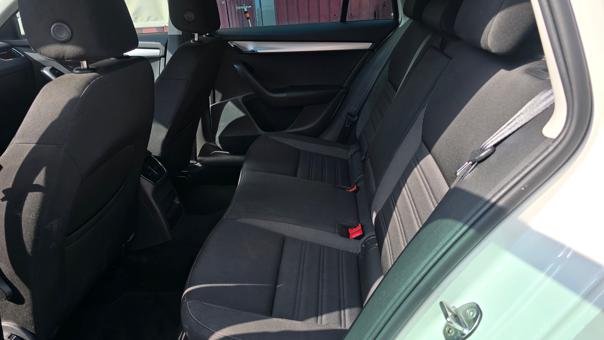 SKODA Octavia Combi 1.6 TDI Ambition-image-12