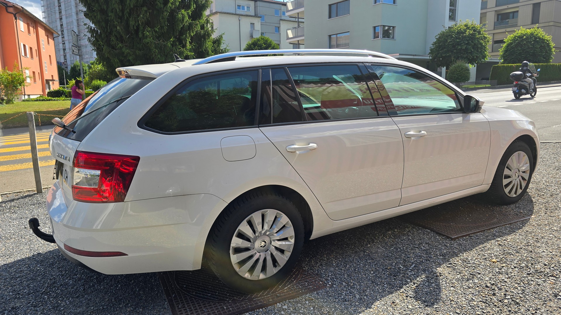 SKODA Octavia Combi 1.6 TDI Ambition-image-4